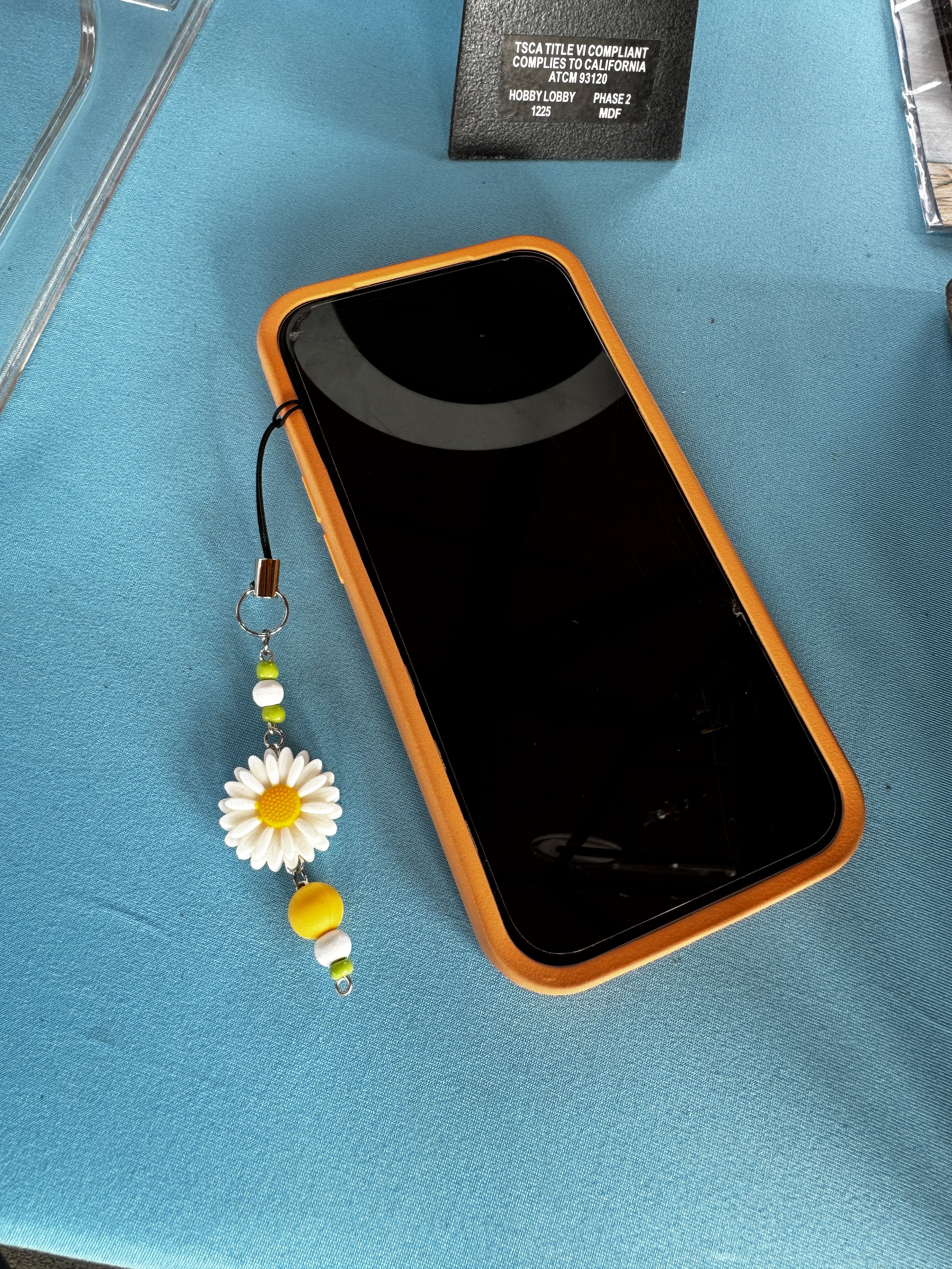 DAISY PHONE CHARM