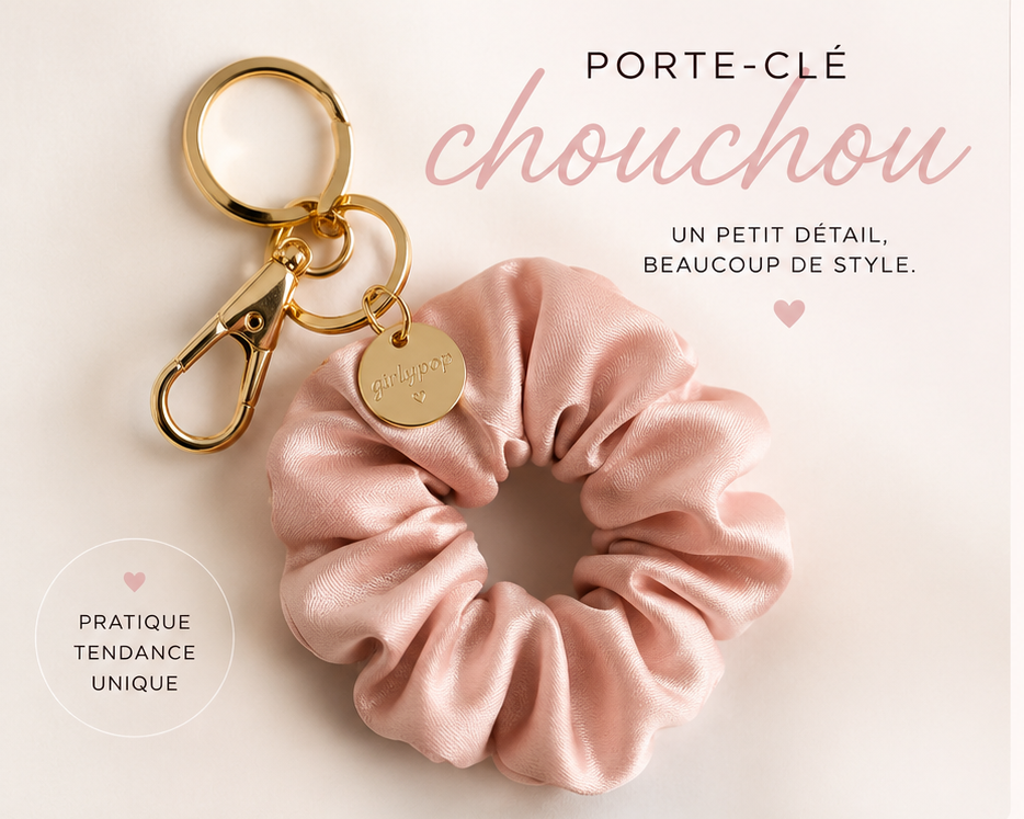 Un porte-clé en métal doré avec une pince, une breloque ronde gravée 'girlpop' et un élastique à cheveux en satin rose