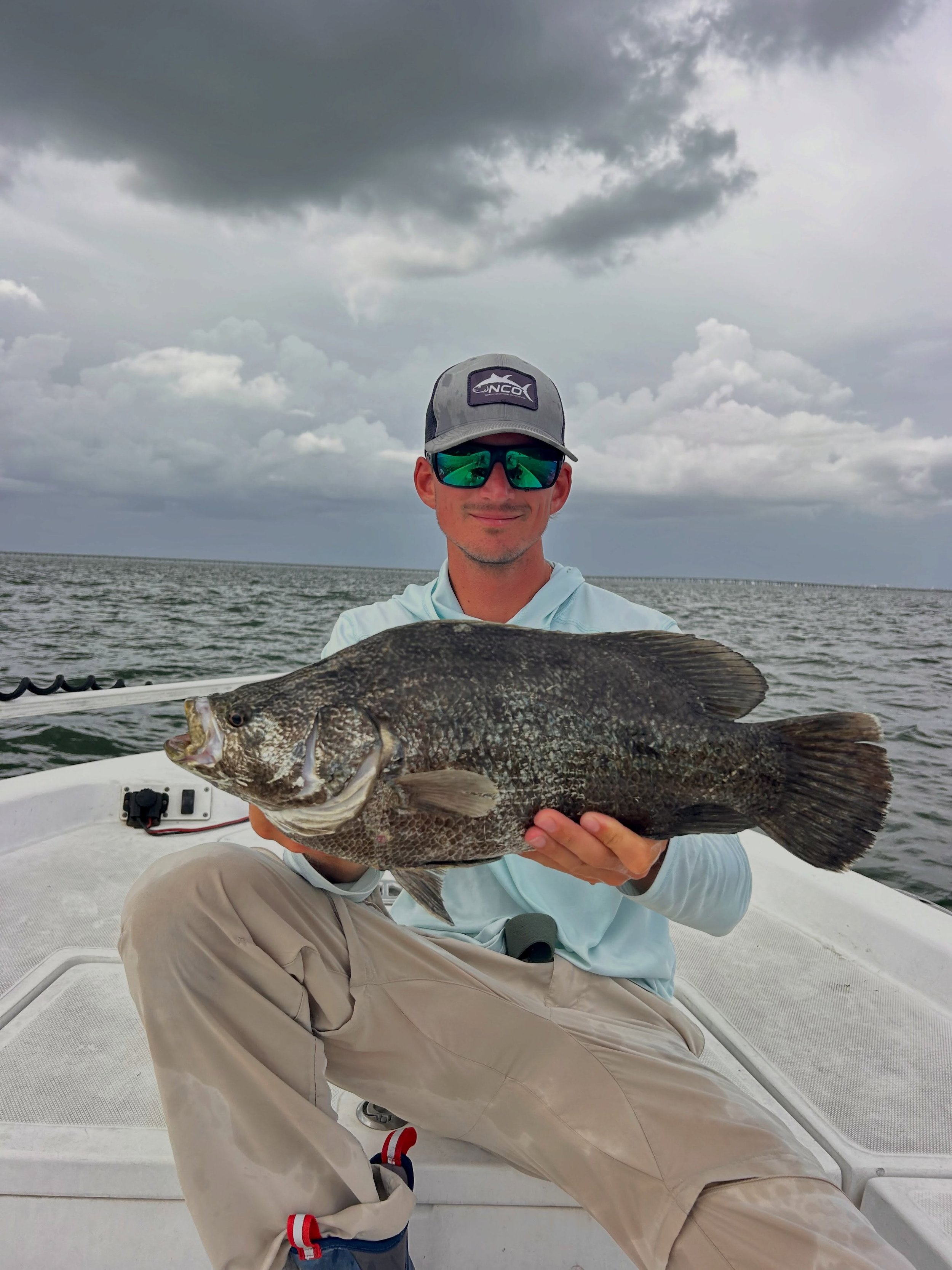 Our captain doesn&rsquo;t just drive the boat&hellip; he catches fish too. 😏🎣

📍Tampa Bay | St. Pete
🎣 Inshore Fishing
📖 divinefishingcharters.com