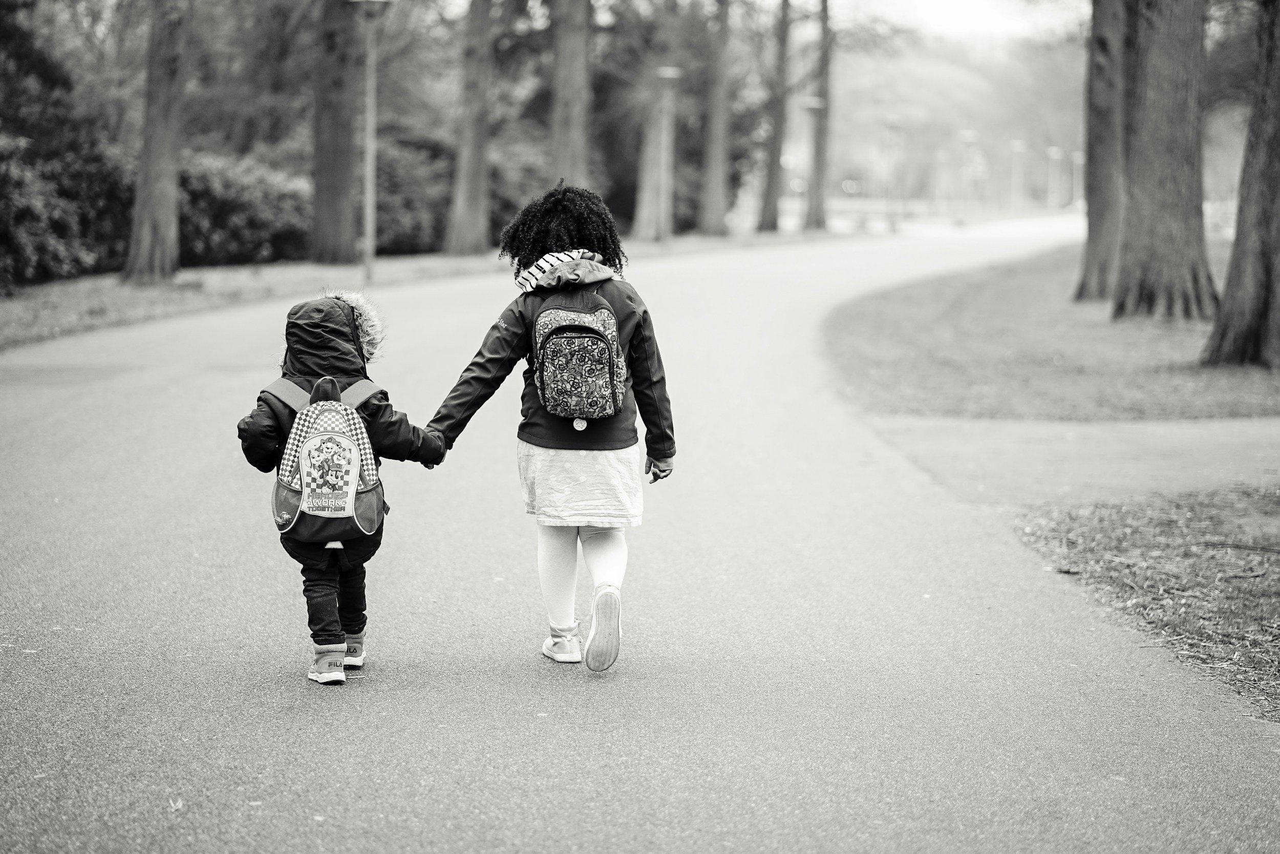 Dos hermanas yendo al colegio felices y tranquilas.