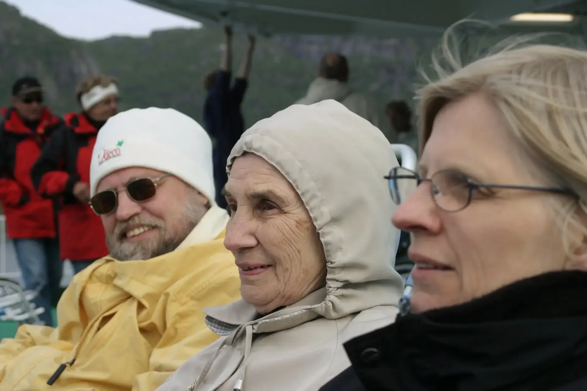 Familjen huttrar i juni.