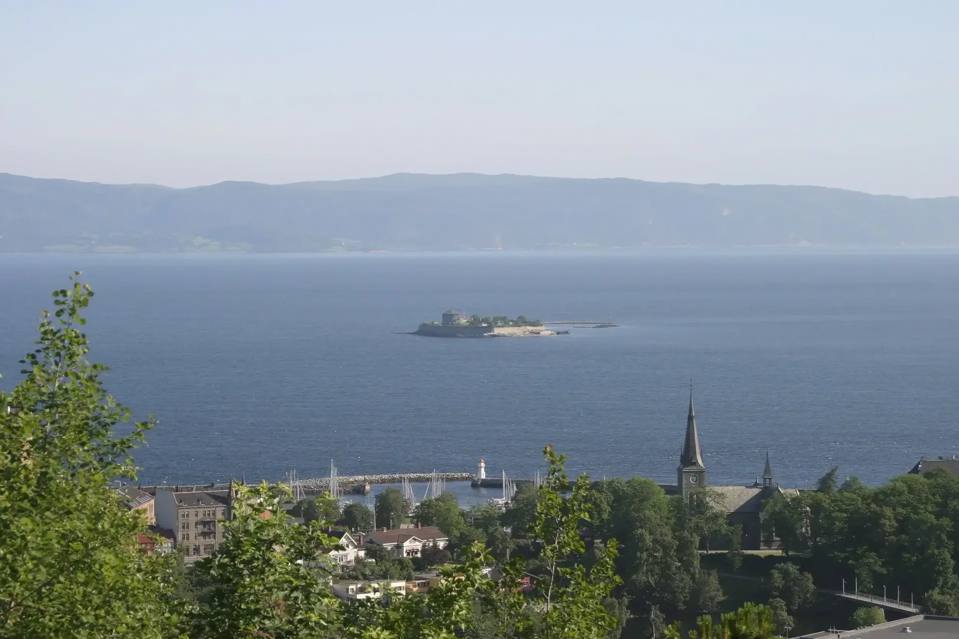  Utsikt över Trondheimsfjorden med Munkholmens fästning. 
