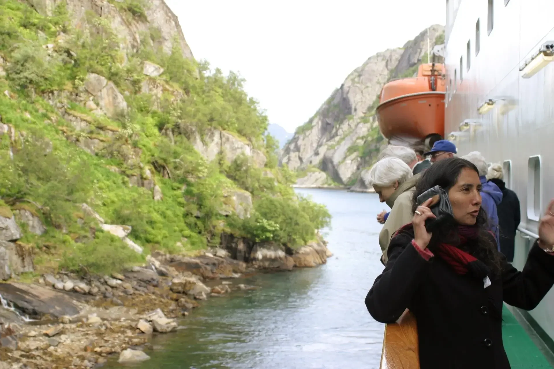  Kamerorna och kikarna kom fram i Trollfjord. 