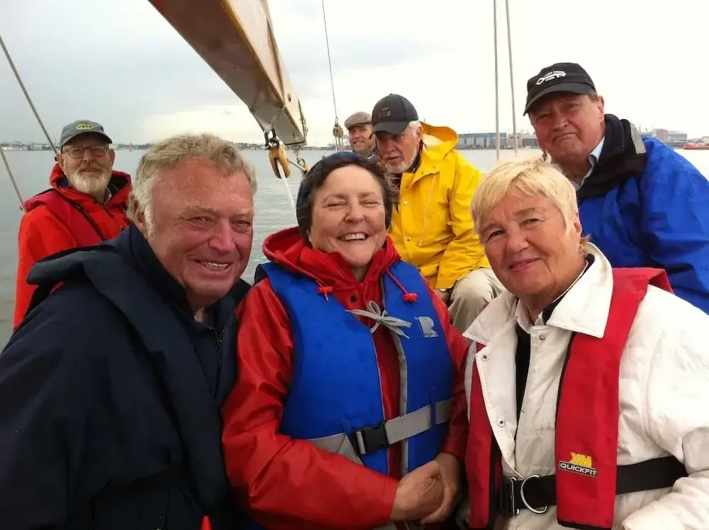 Gråtrutar seglar och trivs tillsammans