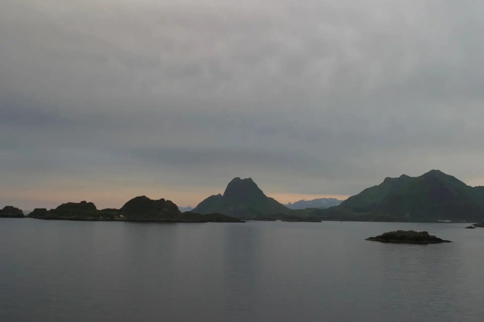 Ljusa nätter och djupa fjordar​