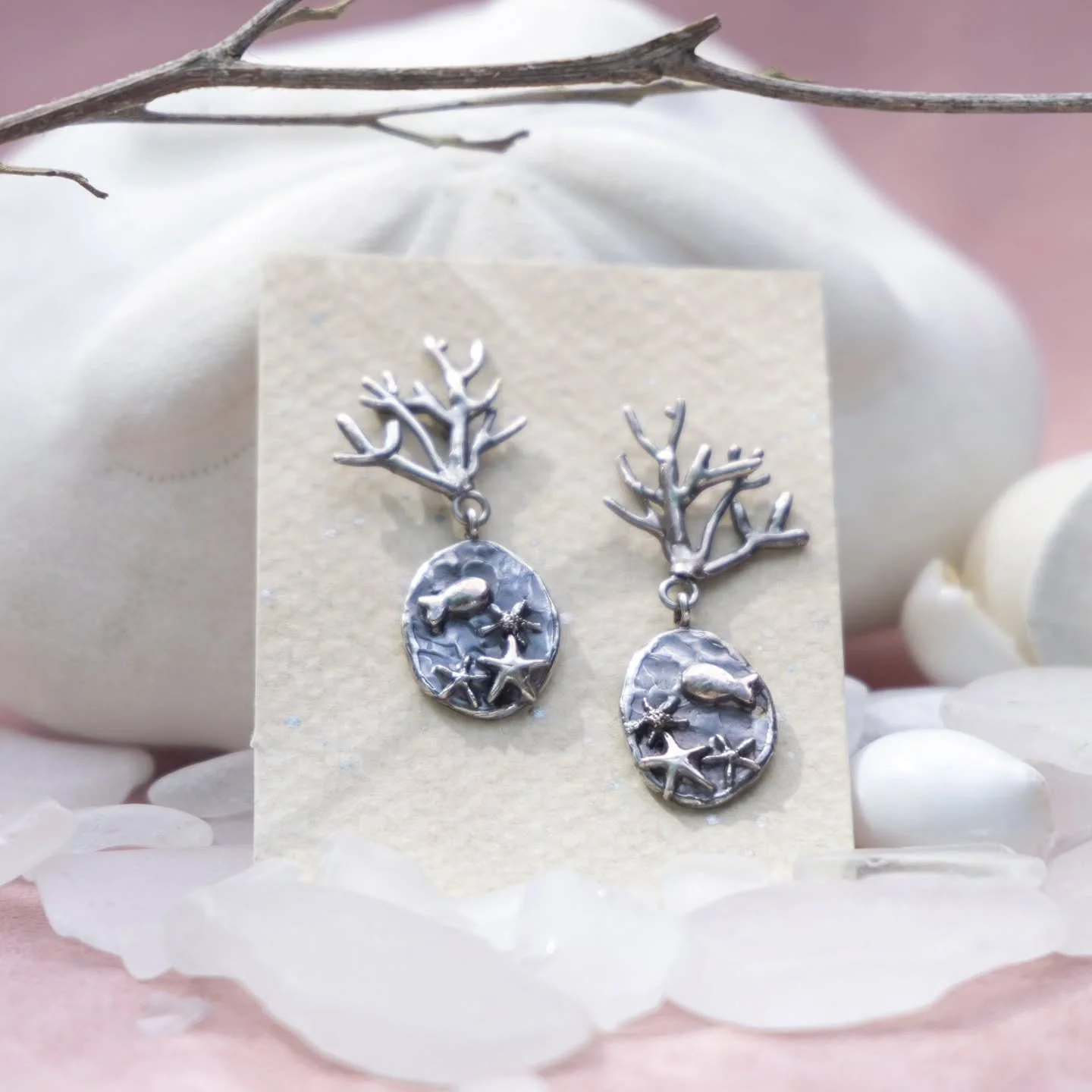 A mini aquarium rests within an earring. 
.
.
#handmadejewelry #aquariuminspiration #aquaflorajewelry #sterlingsilverjewelry