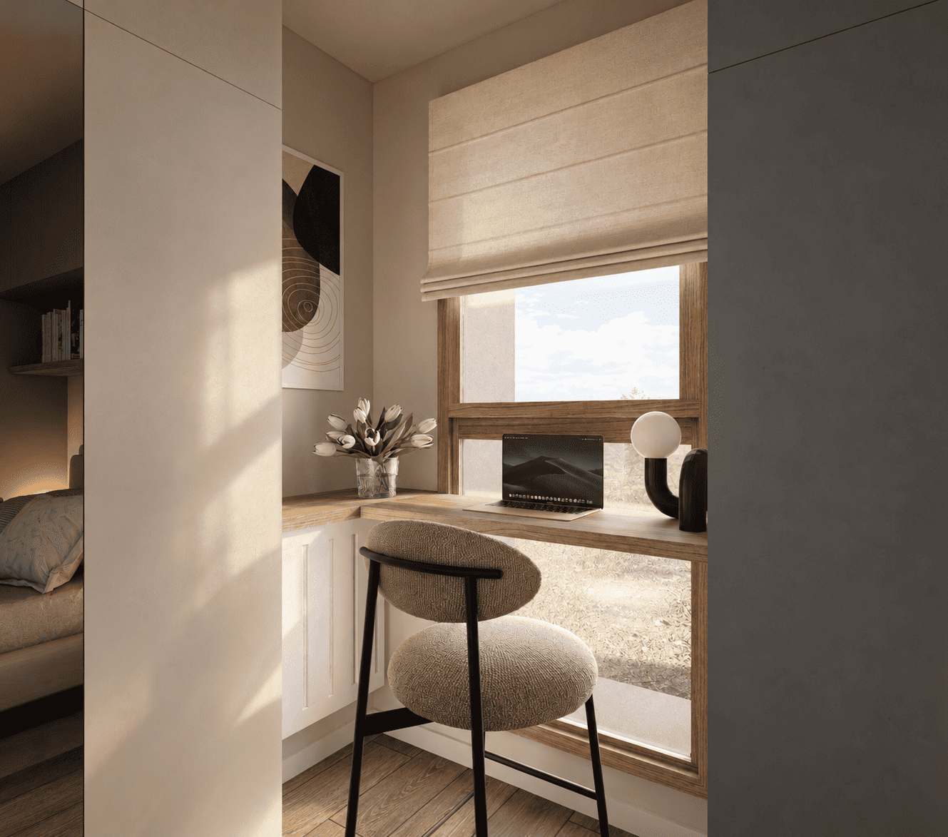 Le bureau profite de la lumière naturelle tout en offrant des rangements intégrés discrets.