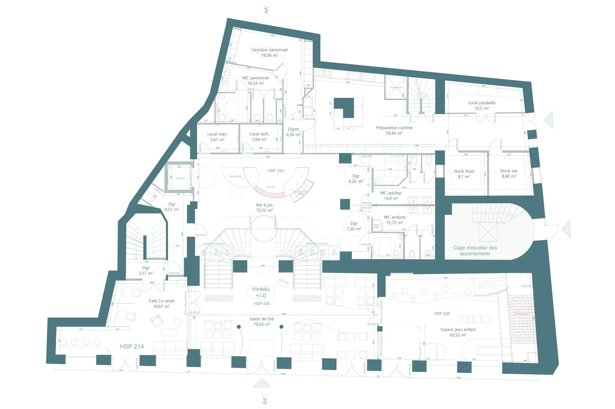 Plan du rez-de-chaussée - Organisation des espaces dédiés à l'accueil, au café, au coworking et aux premières zones de jeux. Les circulations ont été pensées pour favoriser les échanges et la fluidité des parcours.