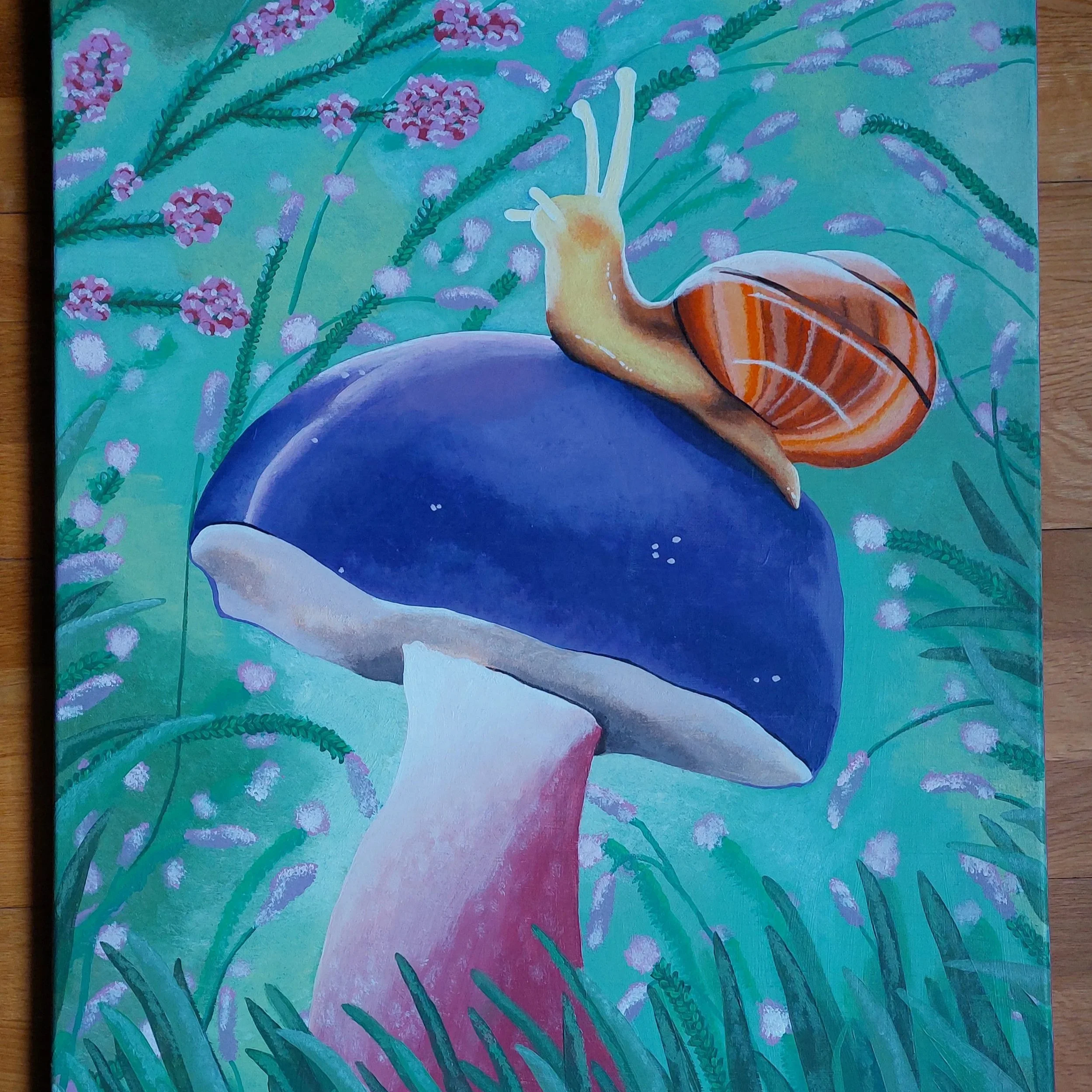 Ein Gemälde zeigt ein rosa-lila Pilz auf dem eine gelbe Schnecke mit orangenem Häuschen sitzt. Der Hintergrund ist gefüllt mit verschiedenen Pflanzen. 