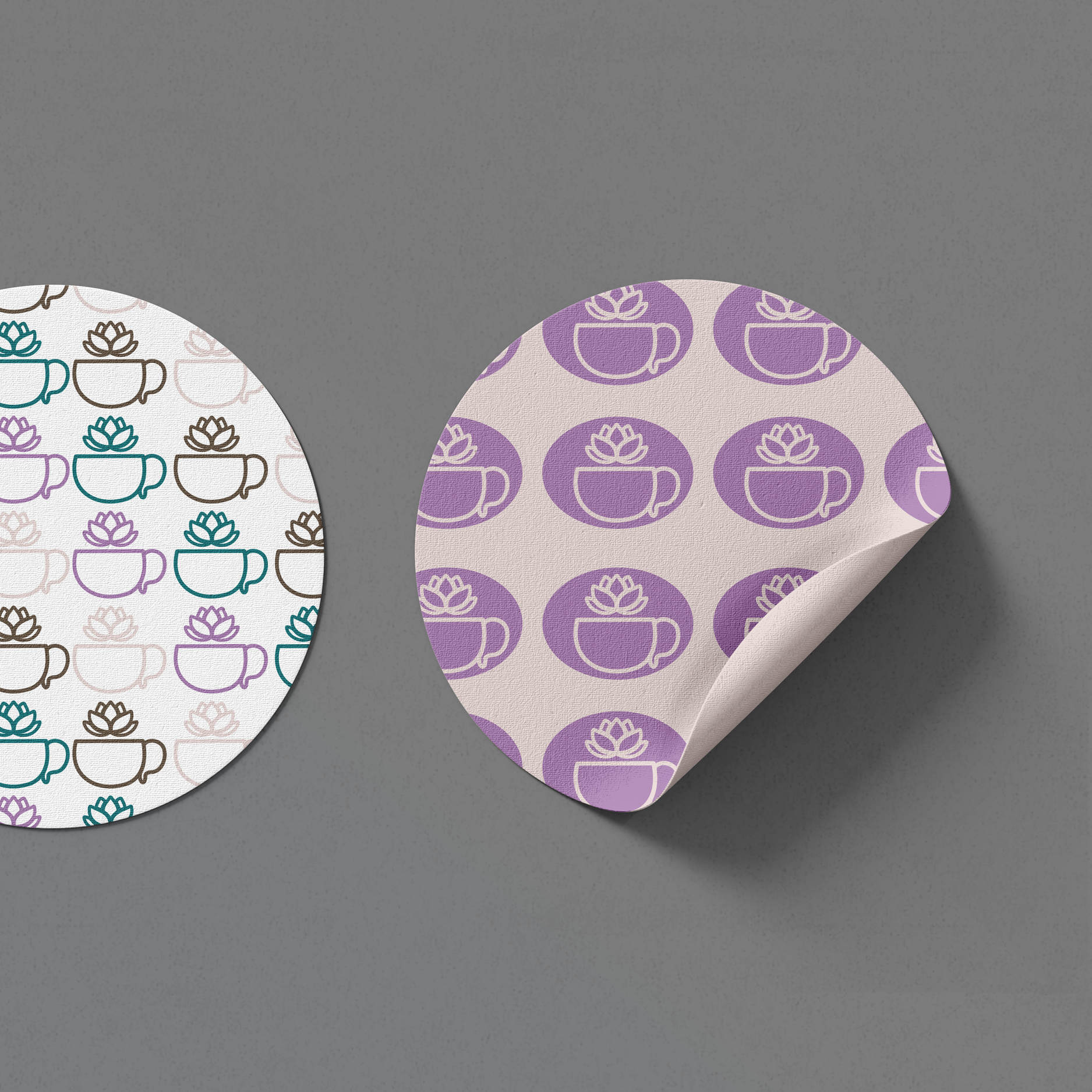 Mock-Up zweier Sticker mit dem Branding-Design des fiktiven Cafés "Seed" aus Berlin.