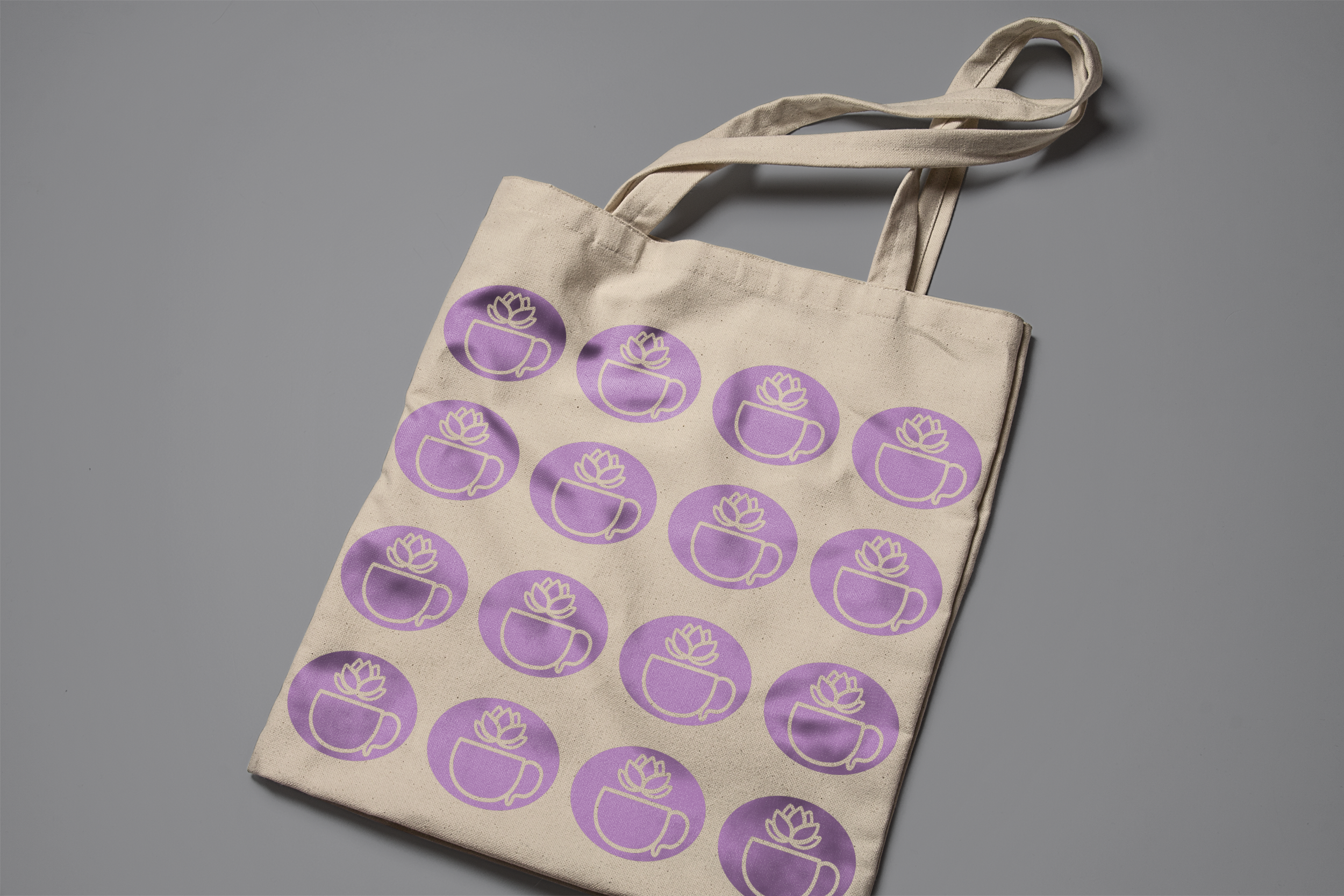 Leinen-Tasche, übersäht mit dem Logo des fiktiven Cafés "Seed".