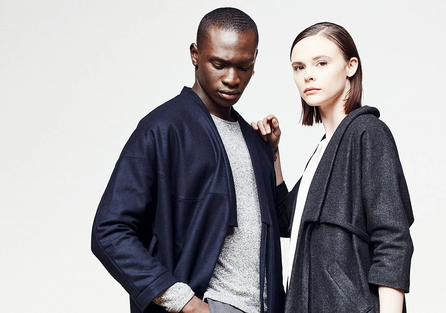 Joelle & Jeremy — Shooting éditorial en studio mettant en scène deux mannequins et plusieurs silhouettes de la collection.