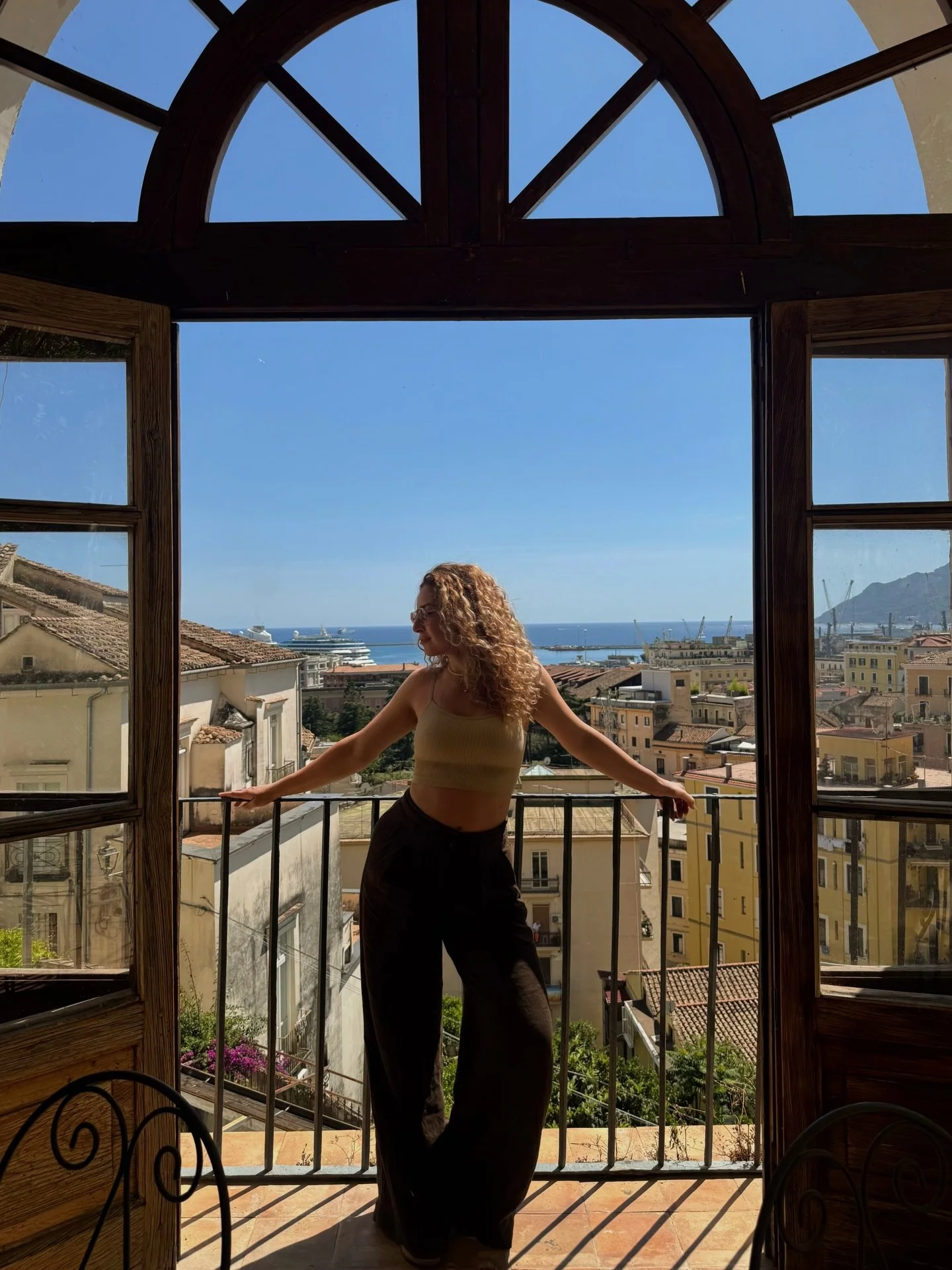 Everything becomes inspiration eventually.

A window.
A street.
A color.
A feeling.

Italy.

#artist #artblog #figurative #italy #positano