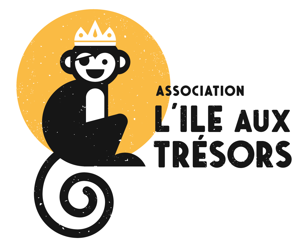Singe stylisé avec une couronne, assis sur un support enroulé, avec un cercle orange en arrière-plan, accompagné du texte "Association L'île aux Trésors".