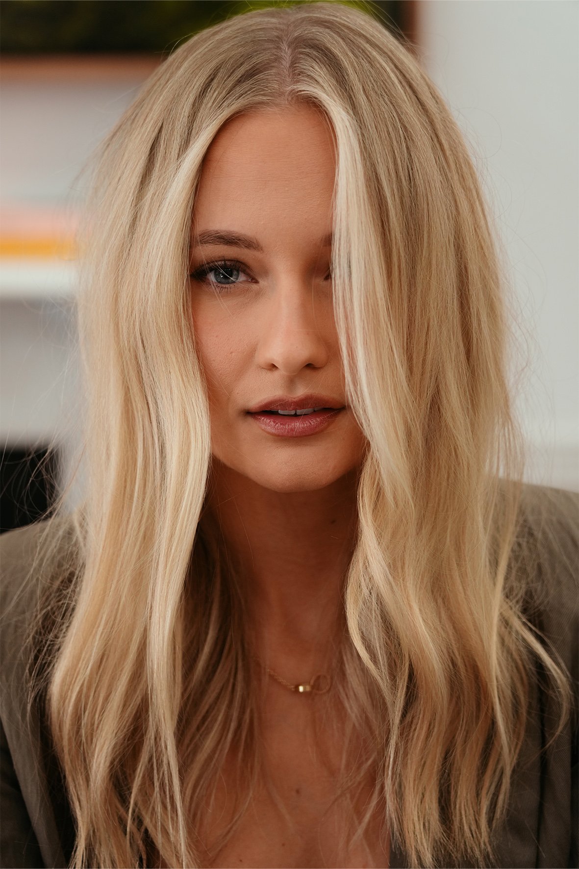 Soft beach waves featuring a sun-kissed blonde face framing balayage by Ale Paiva