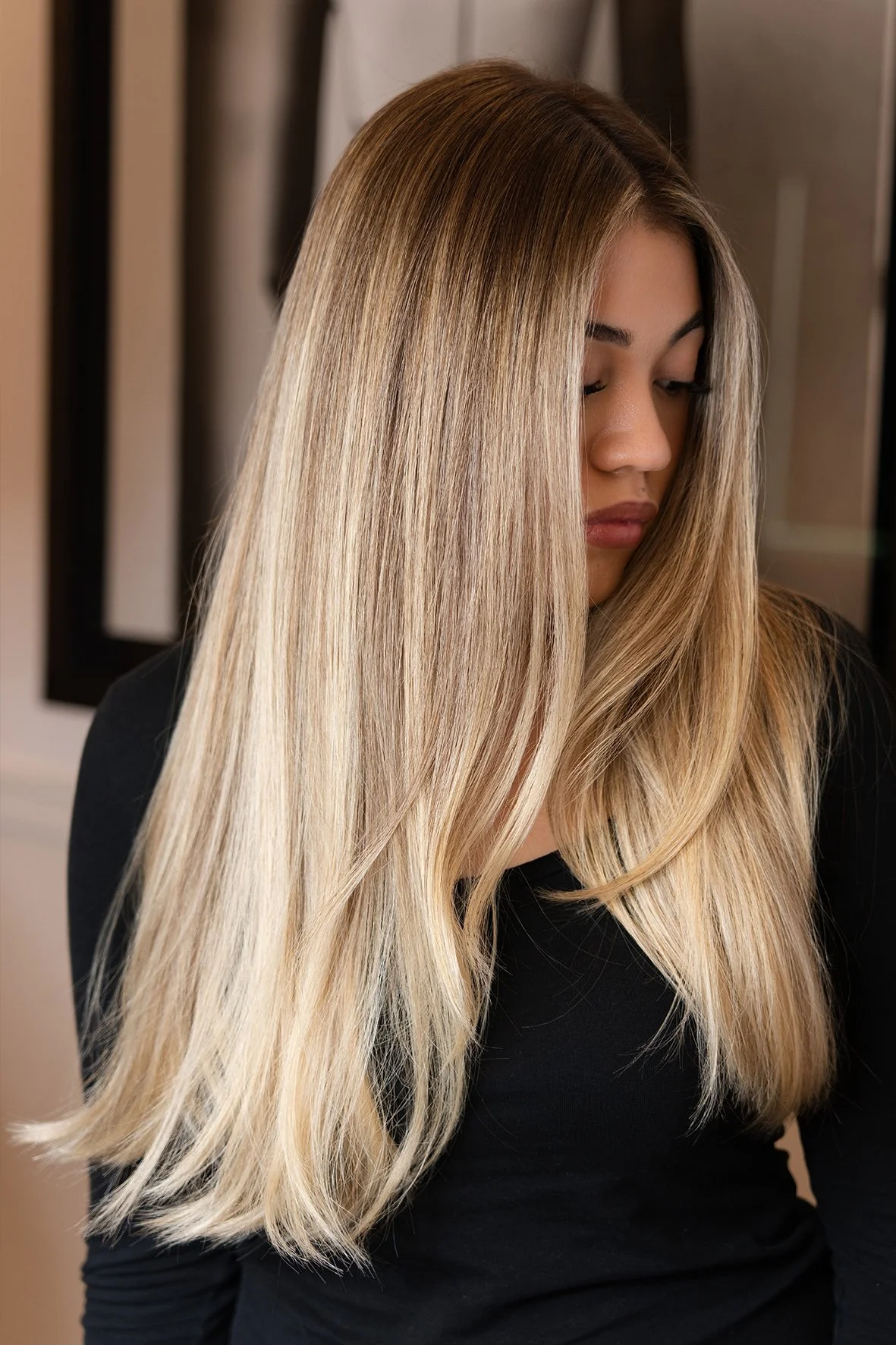 Lived-in blonde balayage colour with a soft wave finish by Ale Paiva.
