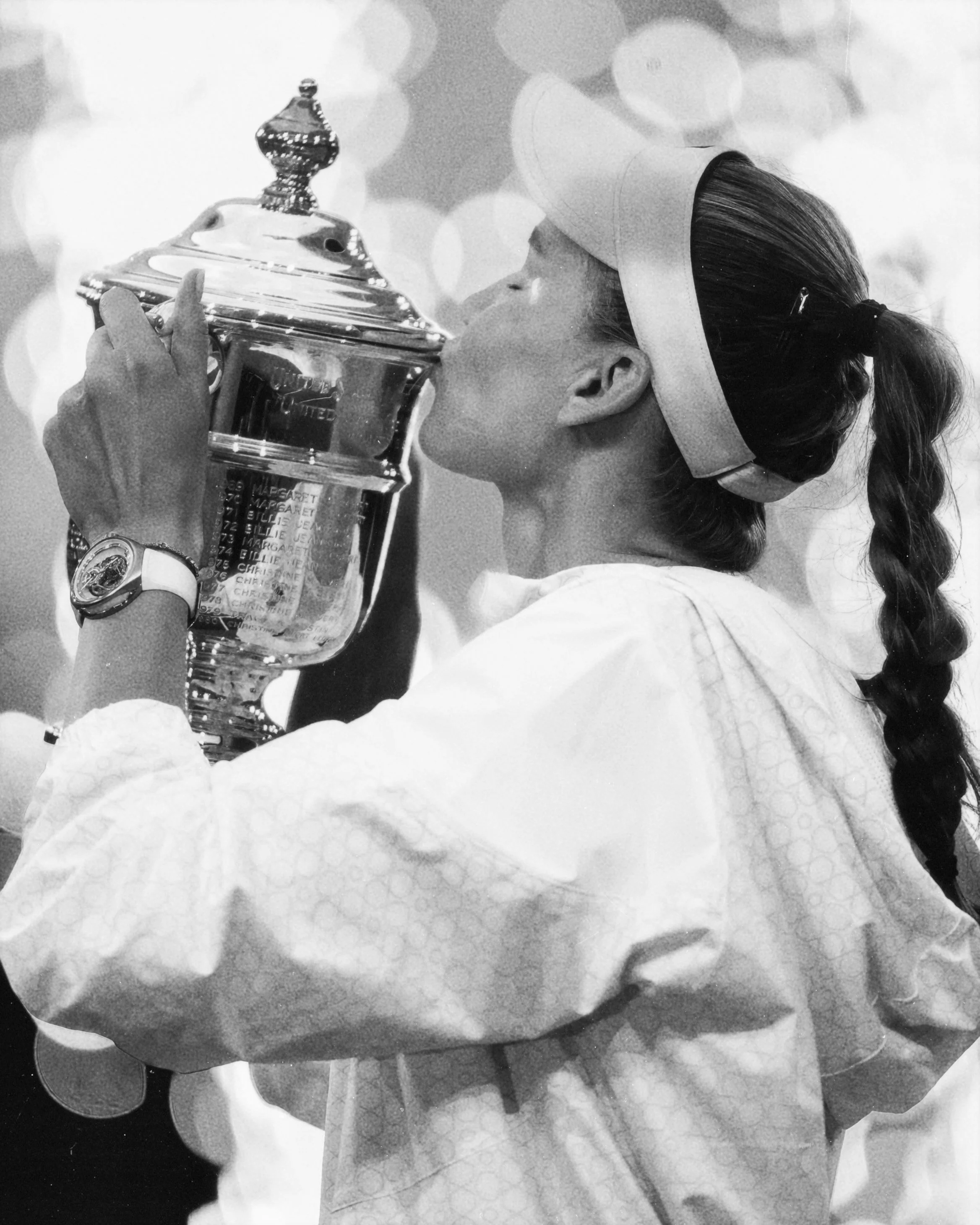 Elena Rybakina kissing the trophy winning at the US open.