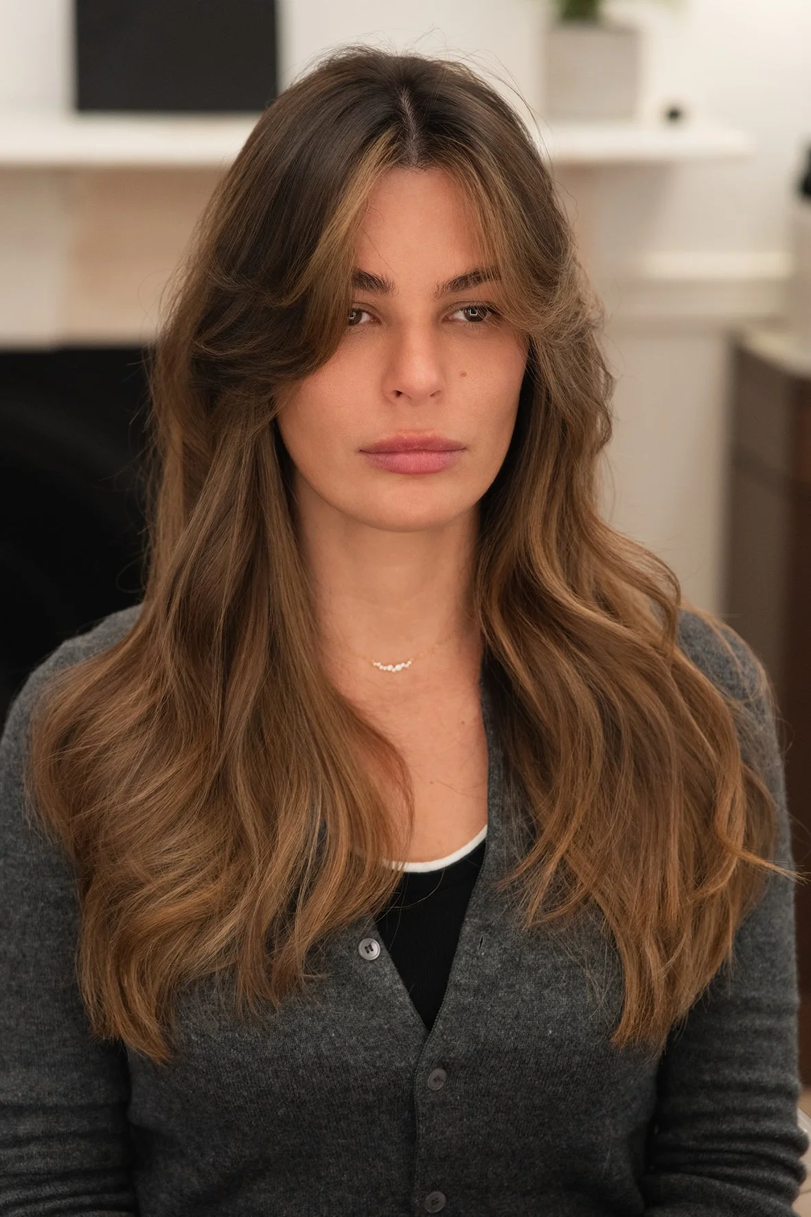 Soft long waves featuring a warm gold balayage by Ale Paiva.