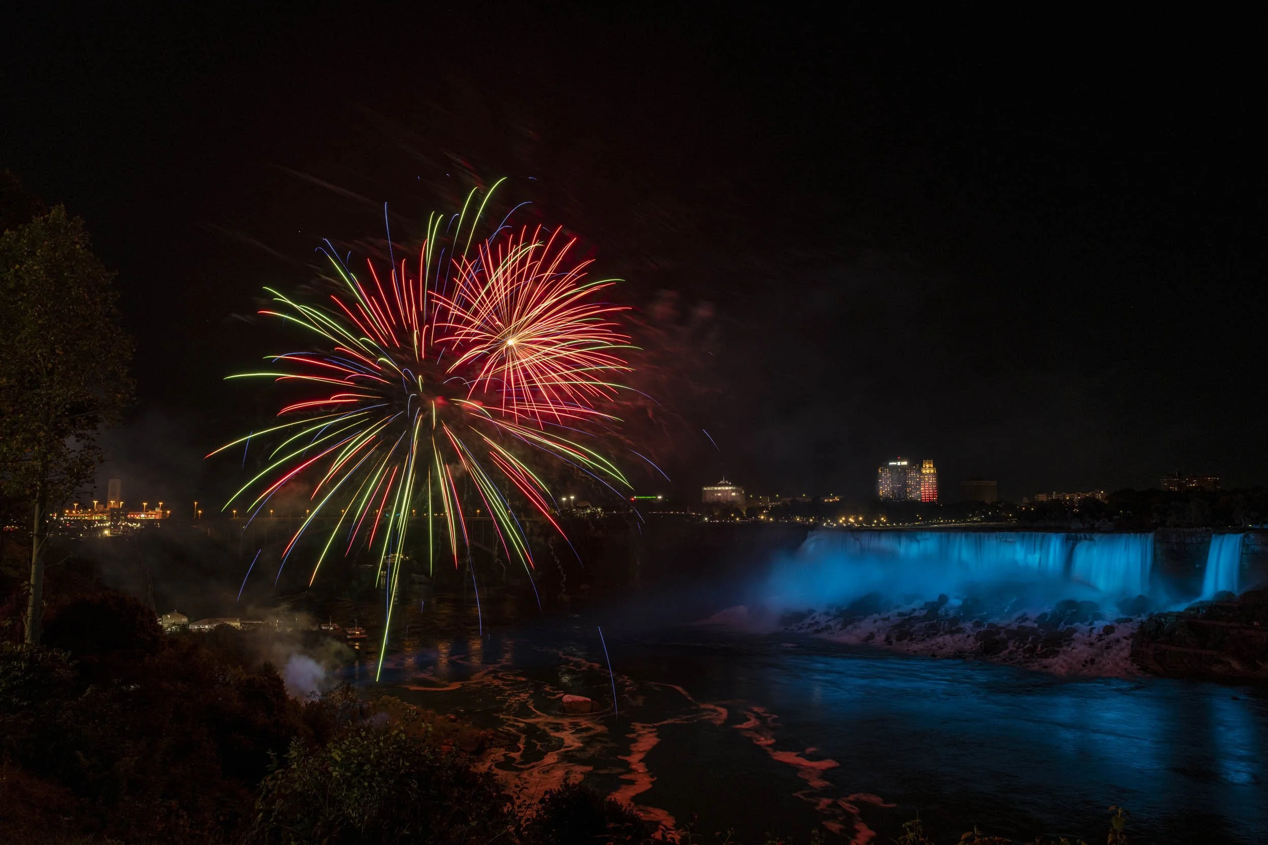 0348-niagara-falls-canada-fireworks-lights-night.jpg