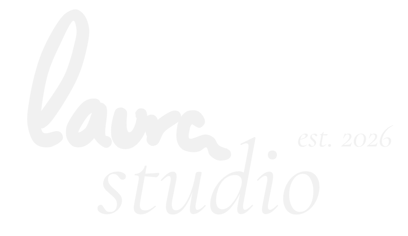 Logo mit dem Text "Laura Studio", geschrieben in weißer, handschriftlicher Schrift, auf schwarzem Hintergrund, mit Zusatz "est. 2026" in kleineren, kursiven Buchstaben.