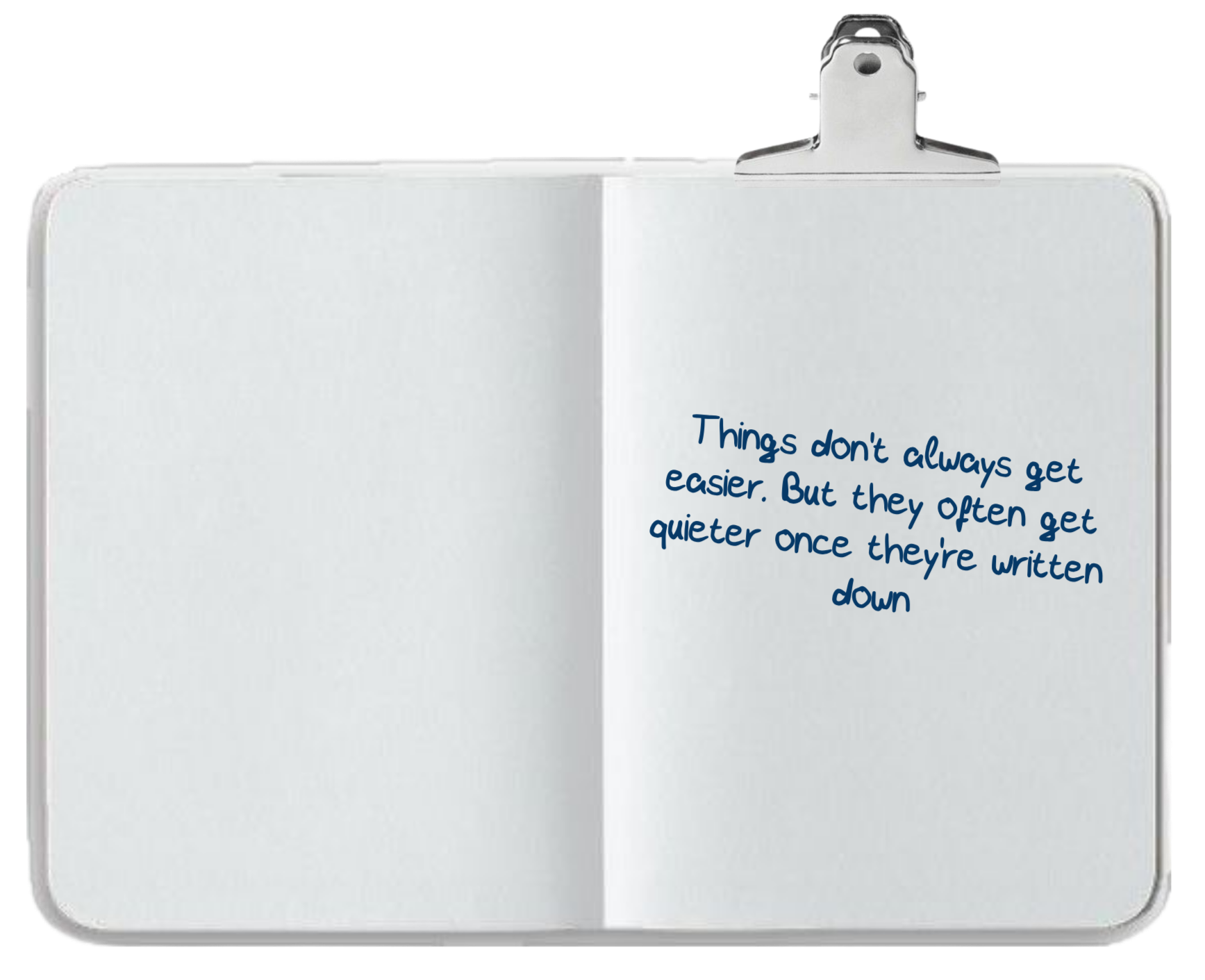 Ein weißes Notizbuch mit einem Zitat auf der rechten Seite, das sagt: "Things don’t always get easier. But they often get quieter once they’re written down." (Auf Deutsch: "Dinge werden nicht immer einfacher. Aber sie werden oft ruhiger, wenn sie aufgeschrieben werden.") an einer Metallklammer befestigt.