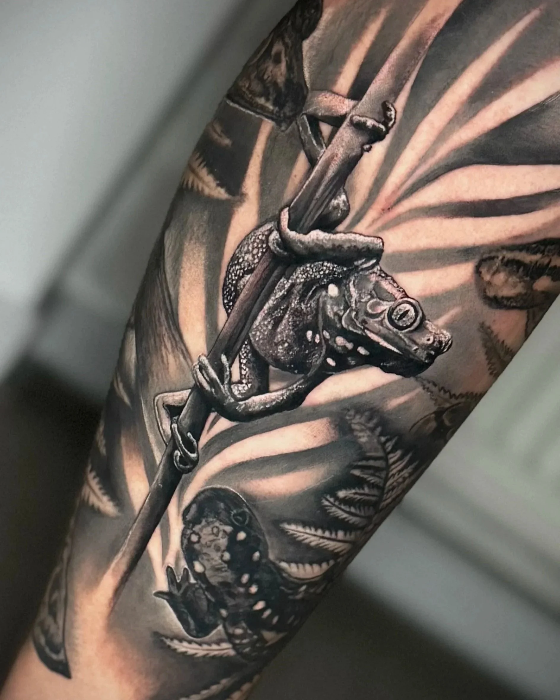 Tattoo eines Schlangenmotivs auf einem Arm.