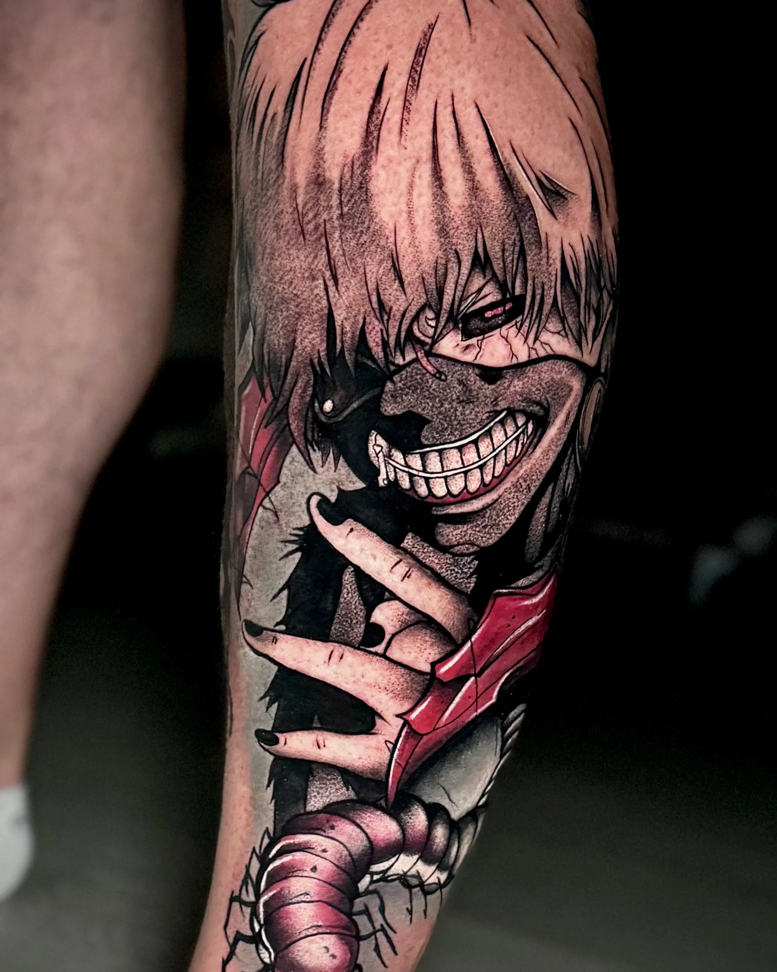 Tattoo eines lachenden, grinsenden Clowns auf einem Unterarm.