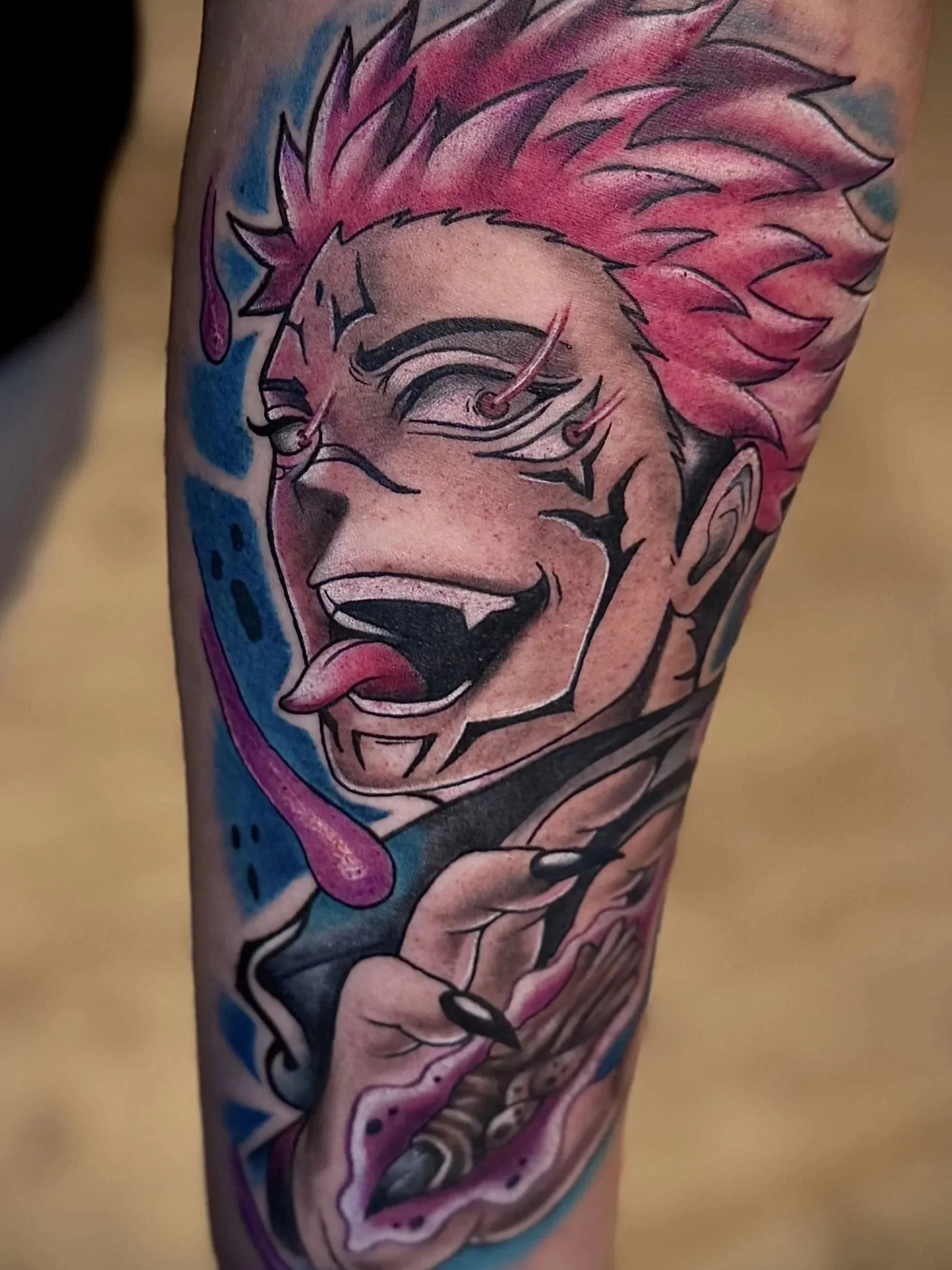 Farbige Anime-Tätowierung von Ryomen Sukuna aus Jujutsu Kaisen auf dem Unterarm