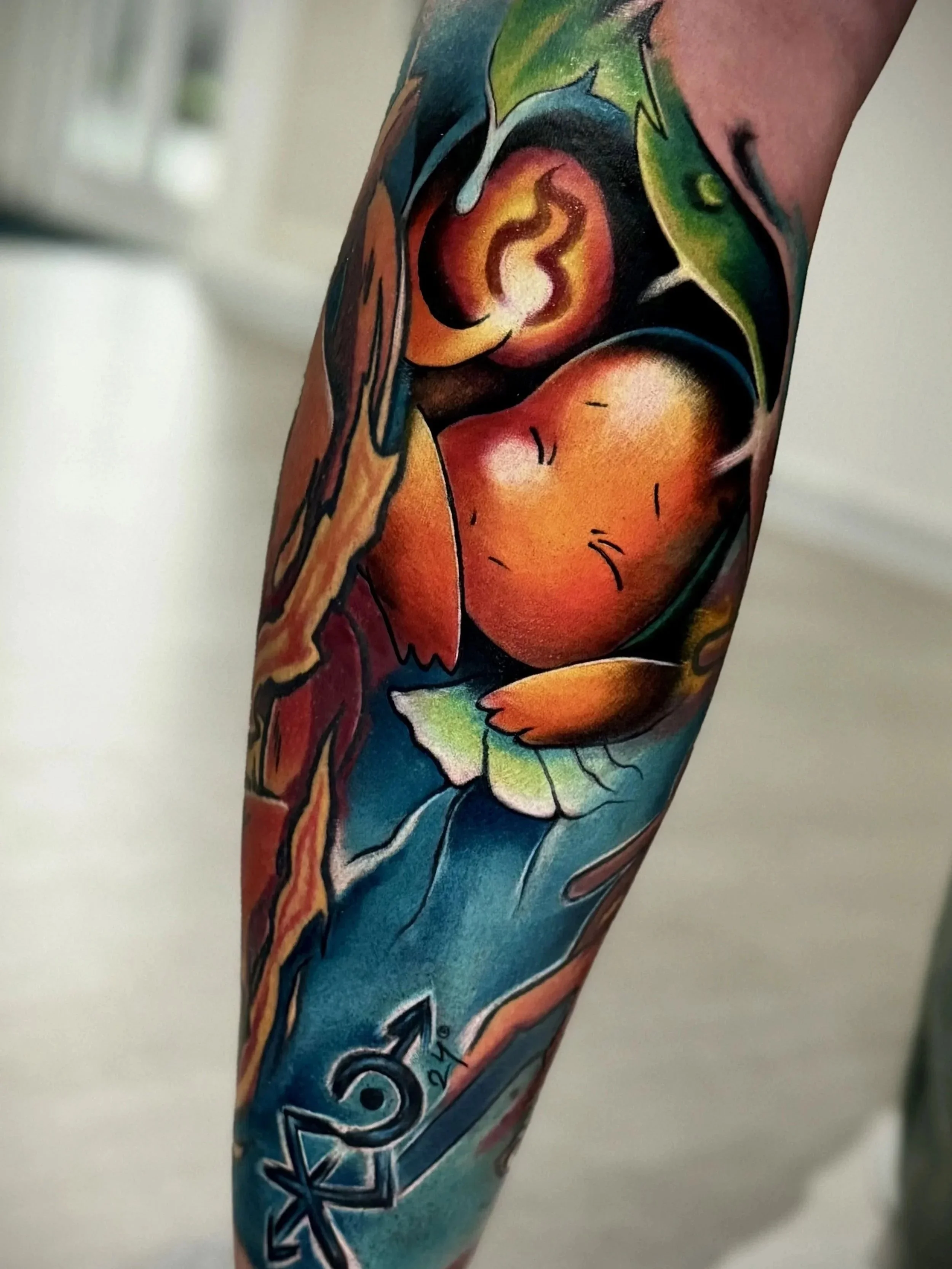 Farbige Pokémon-Tätowierung von Glumanda auf dem Unterarm im Anime-Stil. 