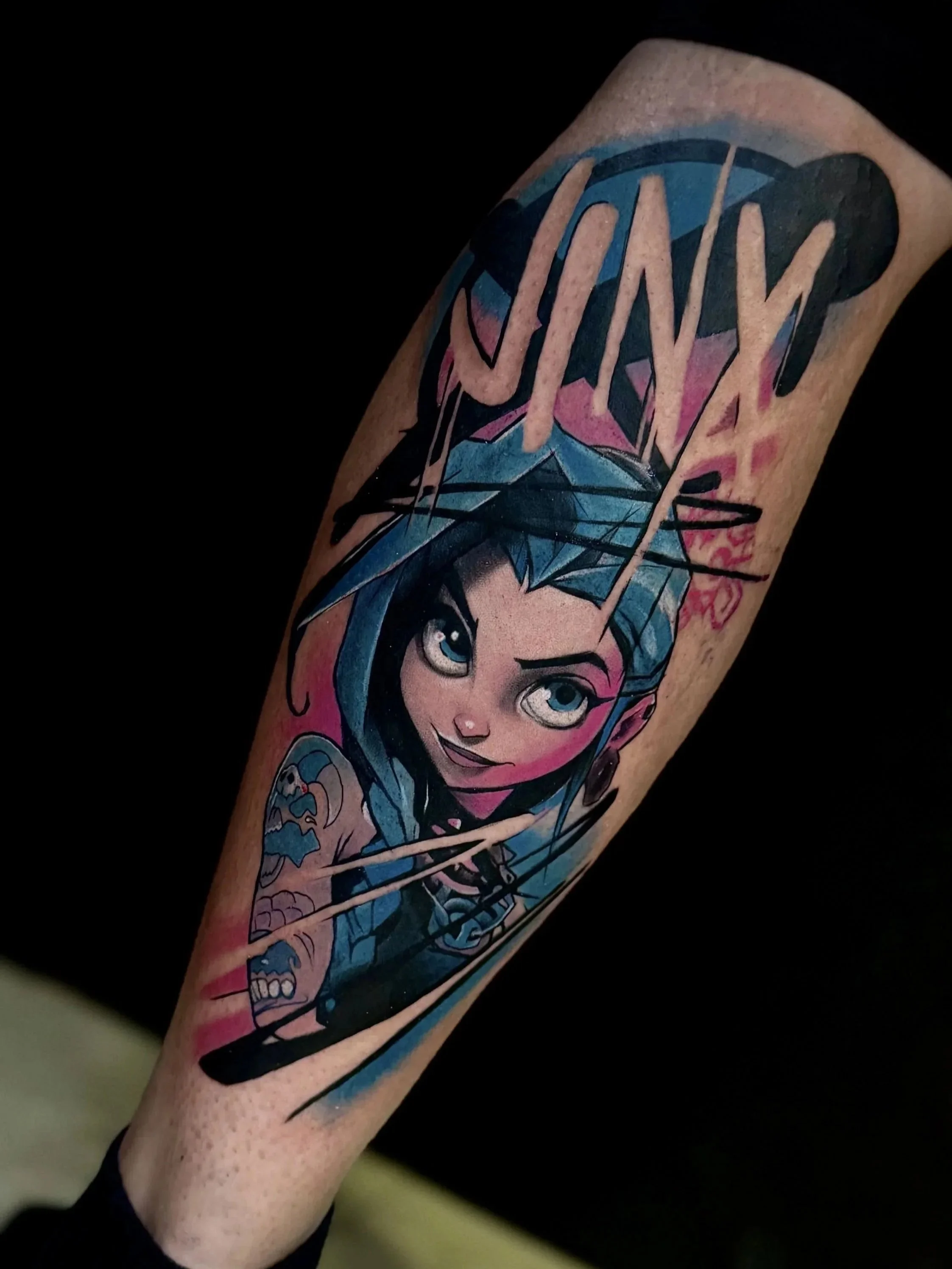 Farbige Jinx Tätowierung aus Arcane und League of Legends im Anime-Stil auf dem Unterarm. 
