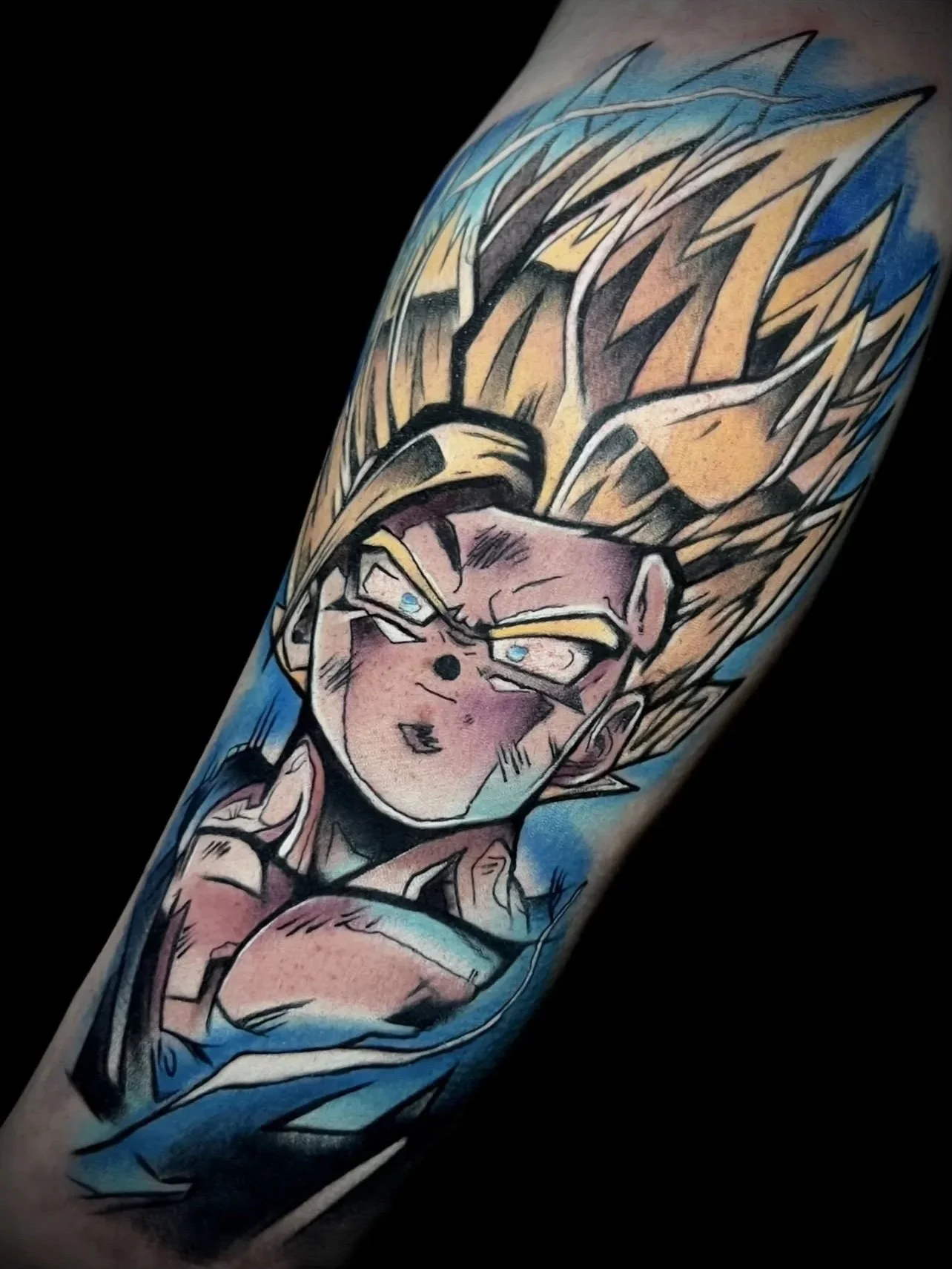 Farbige Son Goku Super Saiyajin Tätowierung aus Dragon Ball Z im Anime-Stil auf dem Unterarm.