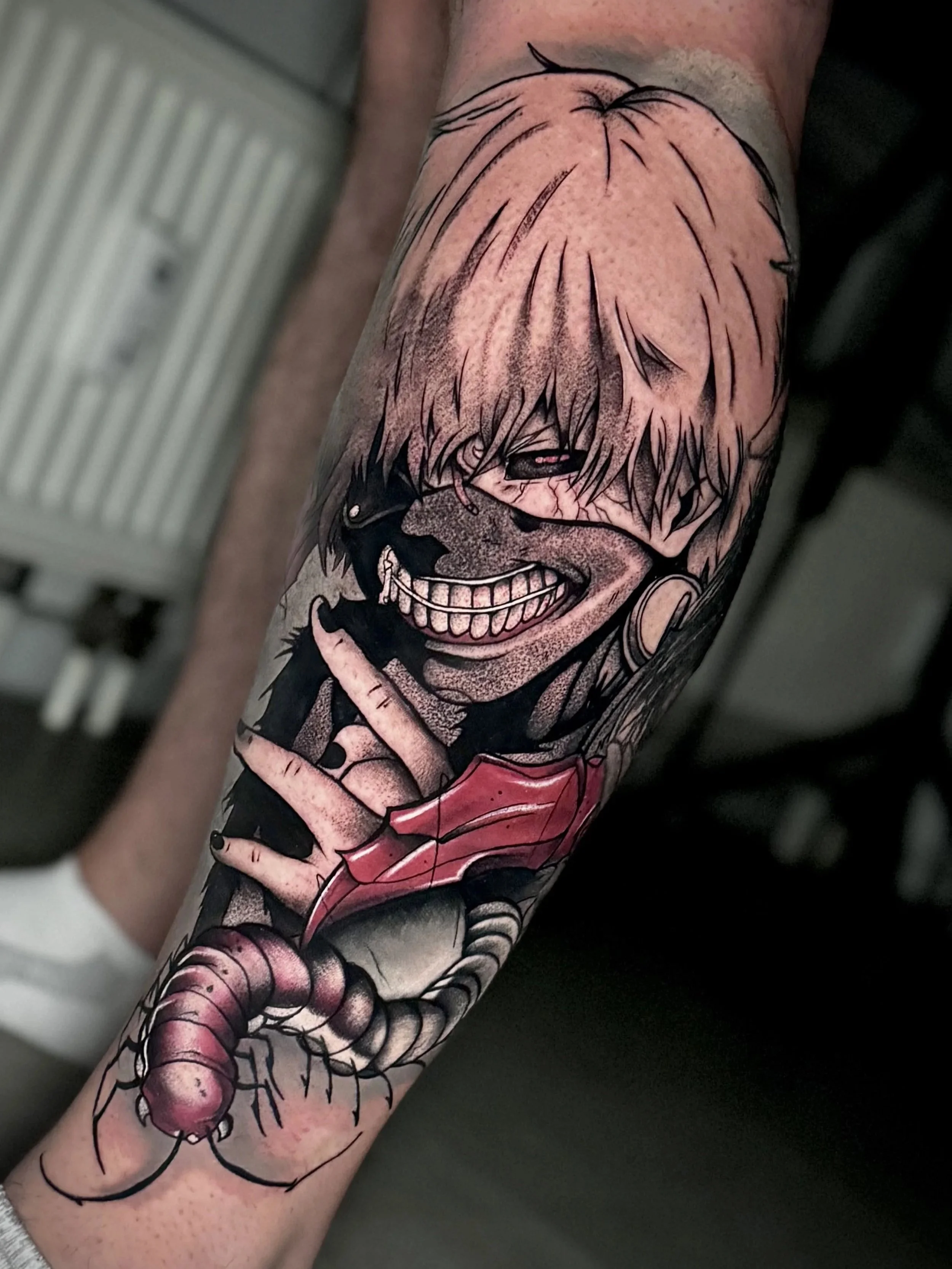 Farbige Ken Kaneki Tätowierung aus Tokyo Ghoul im Anime-Stil auf der Wade. 