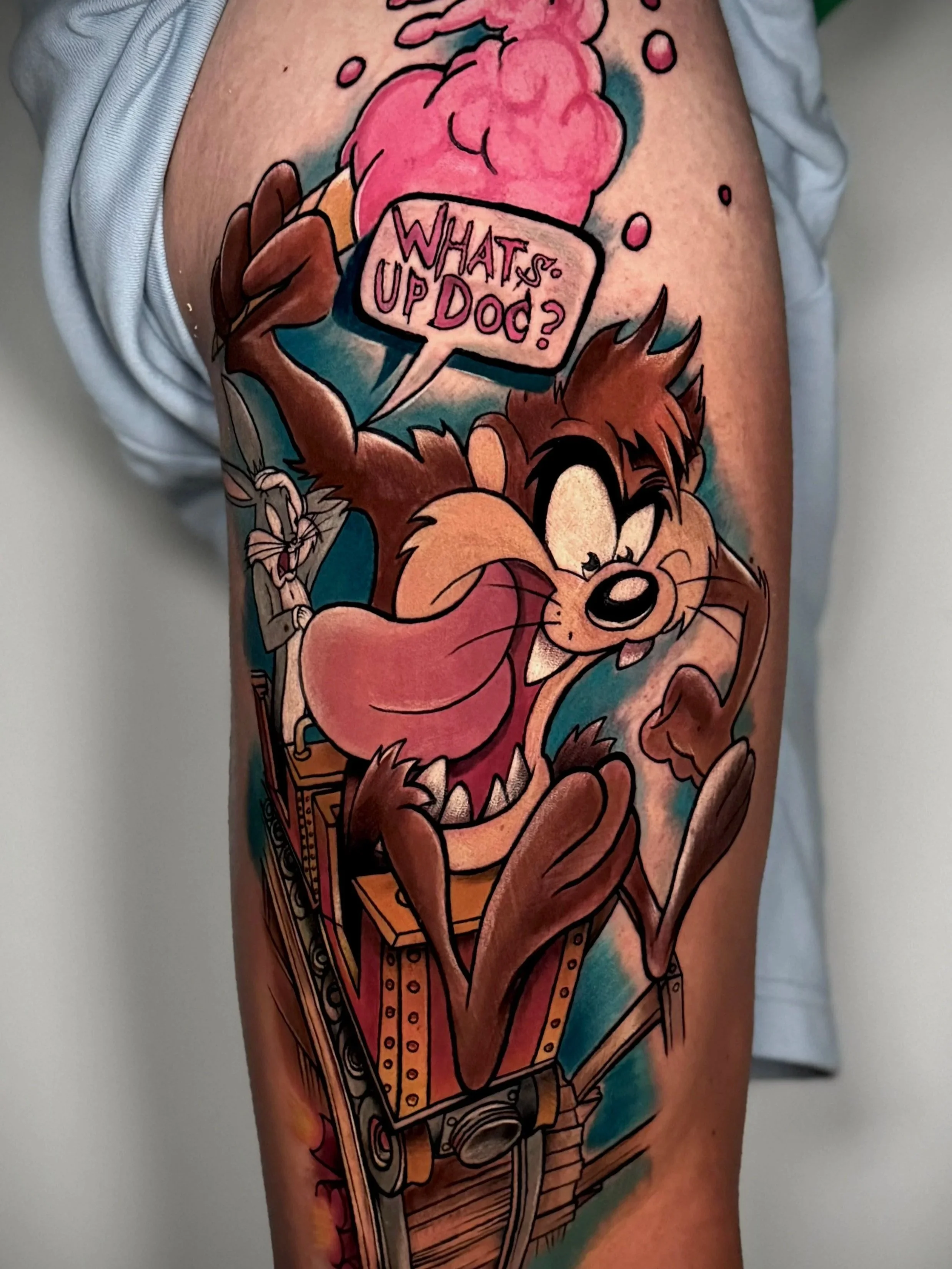 Farbige Taz (Tasmanischer Teufel) Looney Tunes Tätowierung auf dem Oberschenkel mit "What's Up Doc?"-Motiv. 