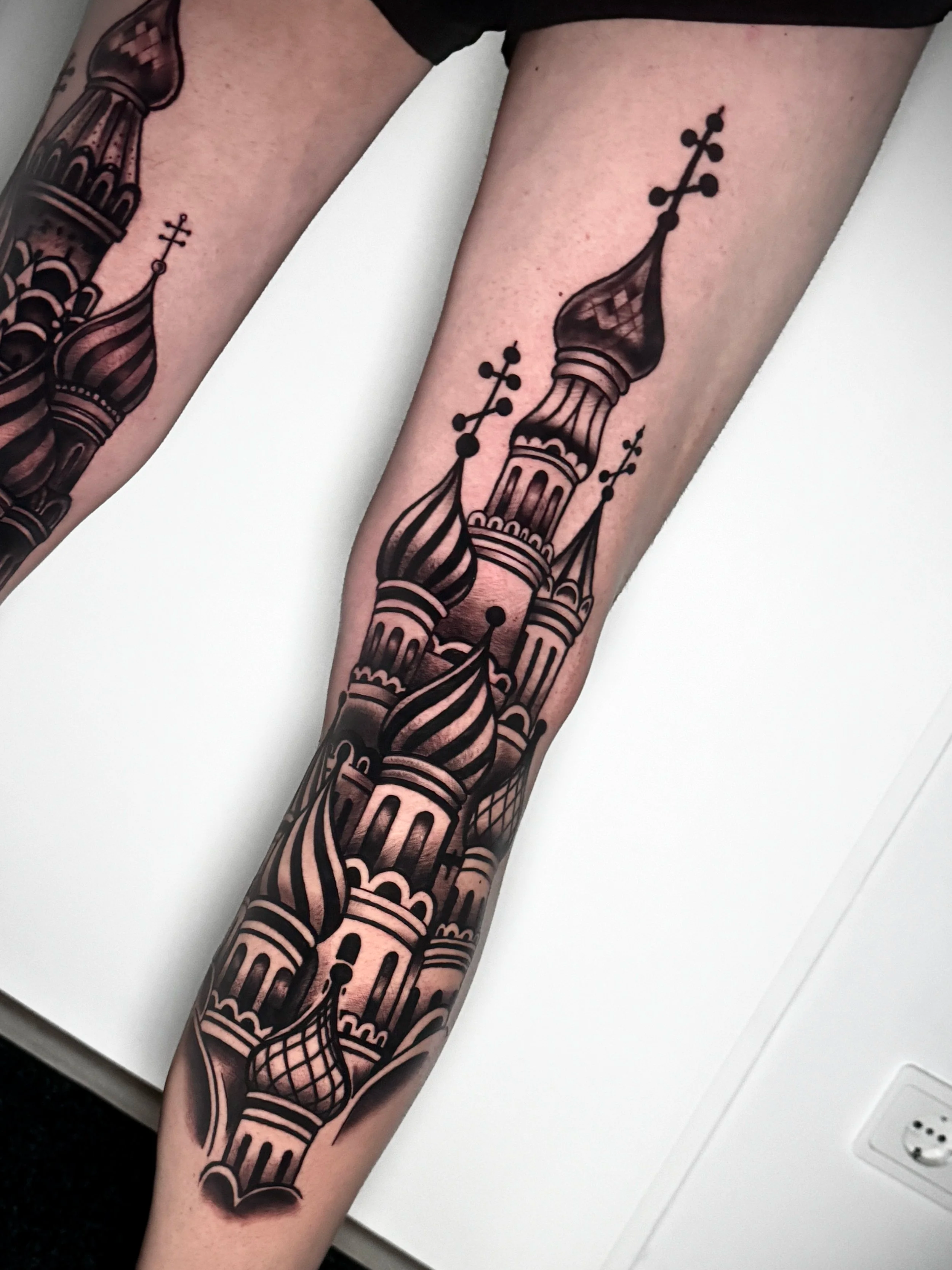 Tattoo auf dem Unterarm mit den Silhouetten russischer orthodoxer Kuppeln.
