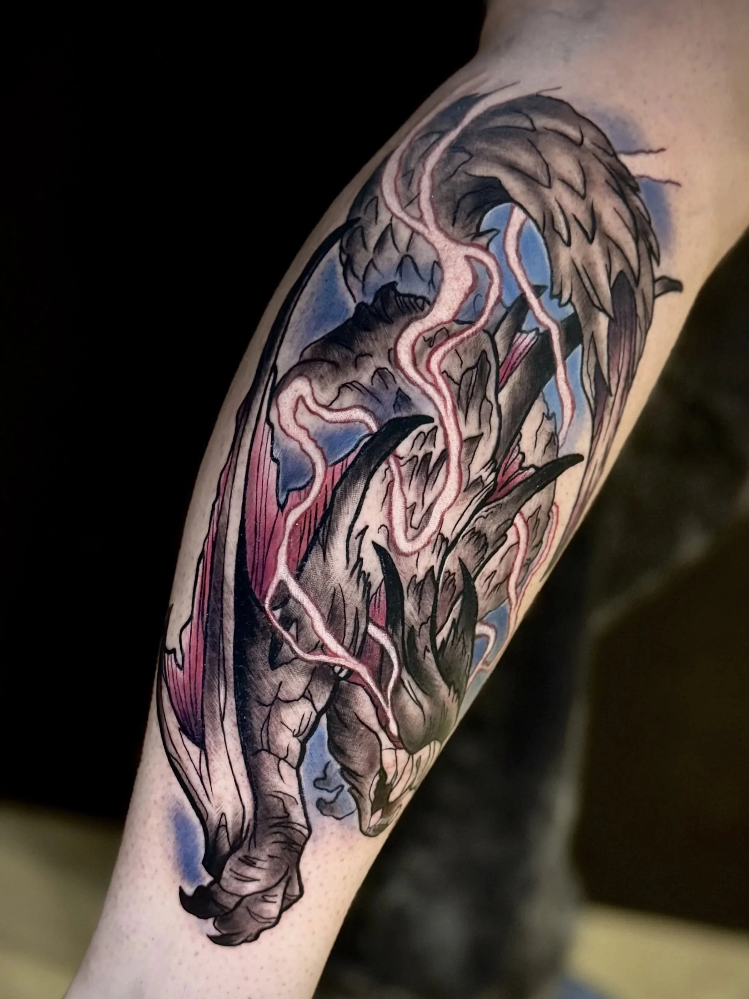 Tattoo eines menschlichen Gehirns auf einem Arm, mit pinken und schwarzen Linien, detailreiches Design.
