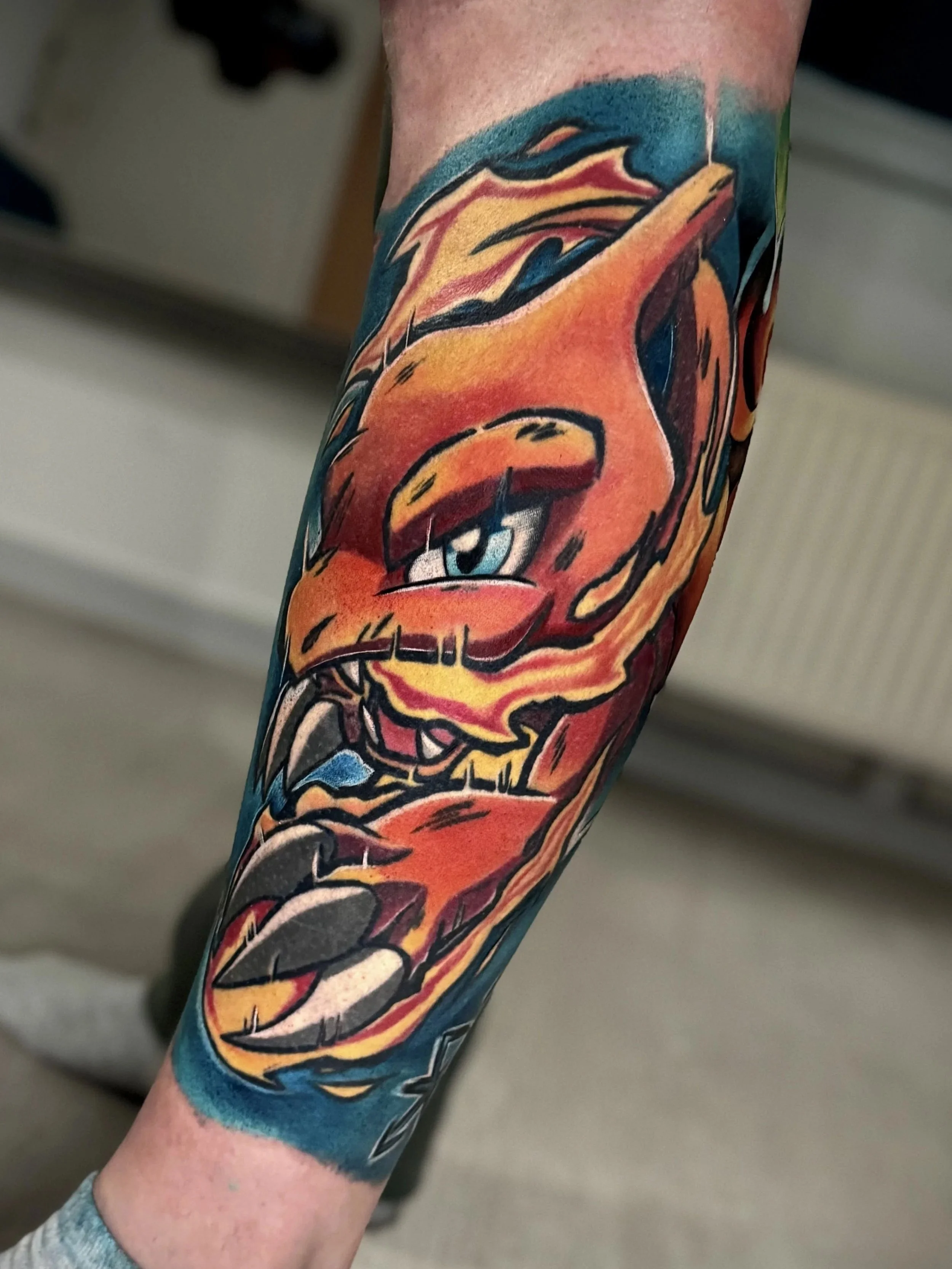 Farbtattoo eines wilden Tierkopfes auf dem Arm, mit leuchtenden Farben und schwarzen Konturen.