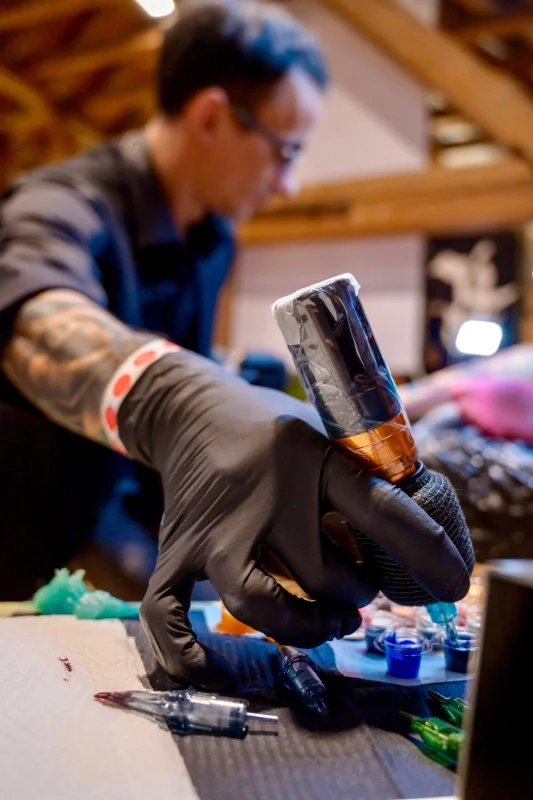 Tattoo Artist Vedran bei der Arbeit im Tattoo Studio Tattoo Art X in München.
