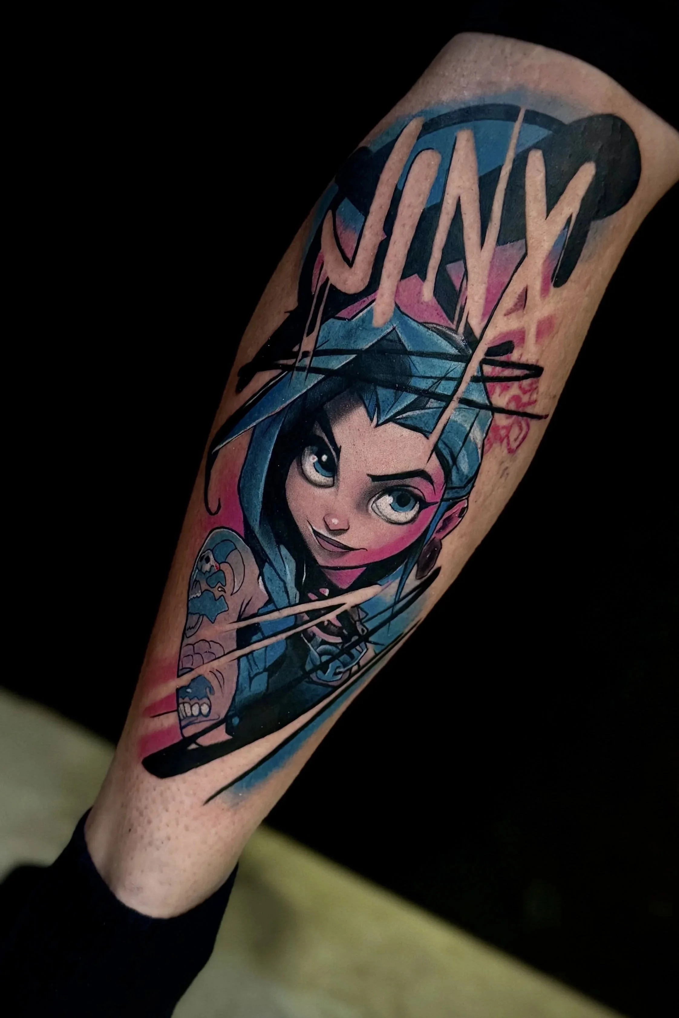 Arcane Tattoo mit Jinx aus League of Legends in Farbe auf dem Unterarm