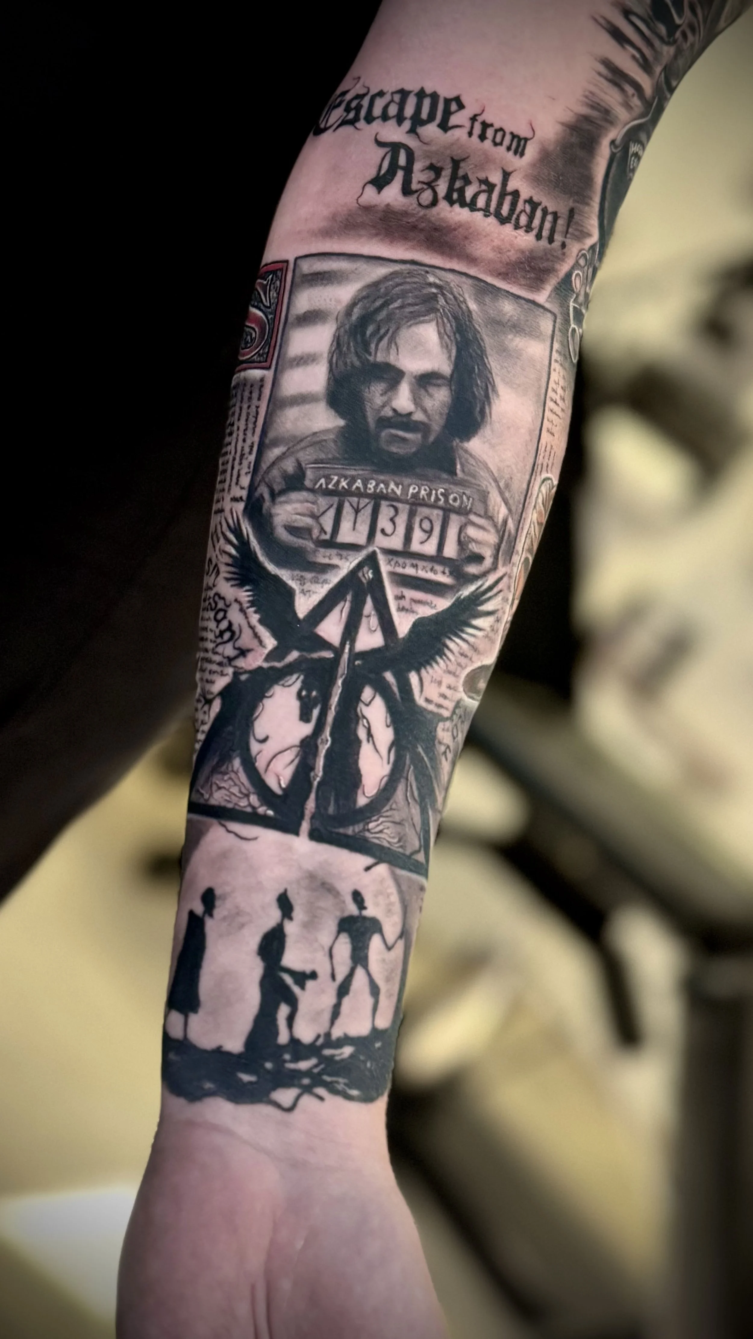 Realistische Black-and-Grey Harry-Potter-Tätowierung mit Sirius Black, Azkaban und den Heiligtümern des Todes auf dem Unterarm
