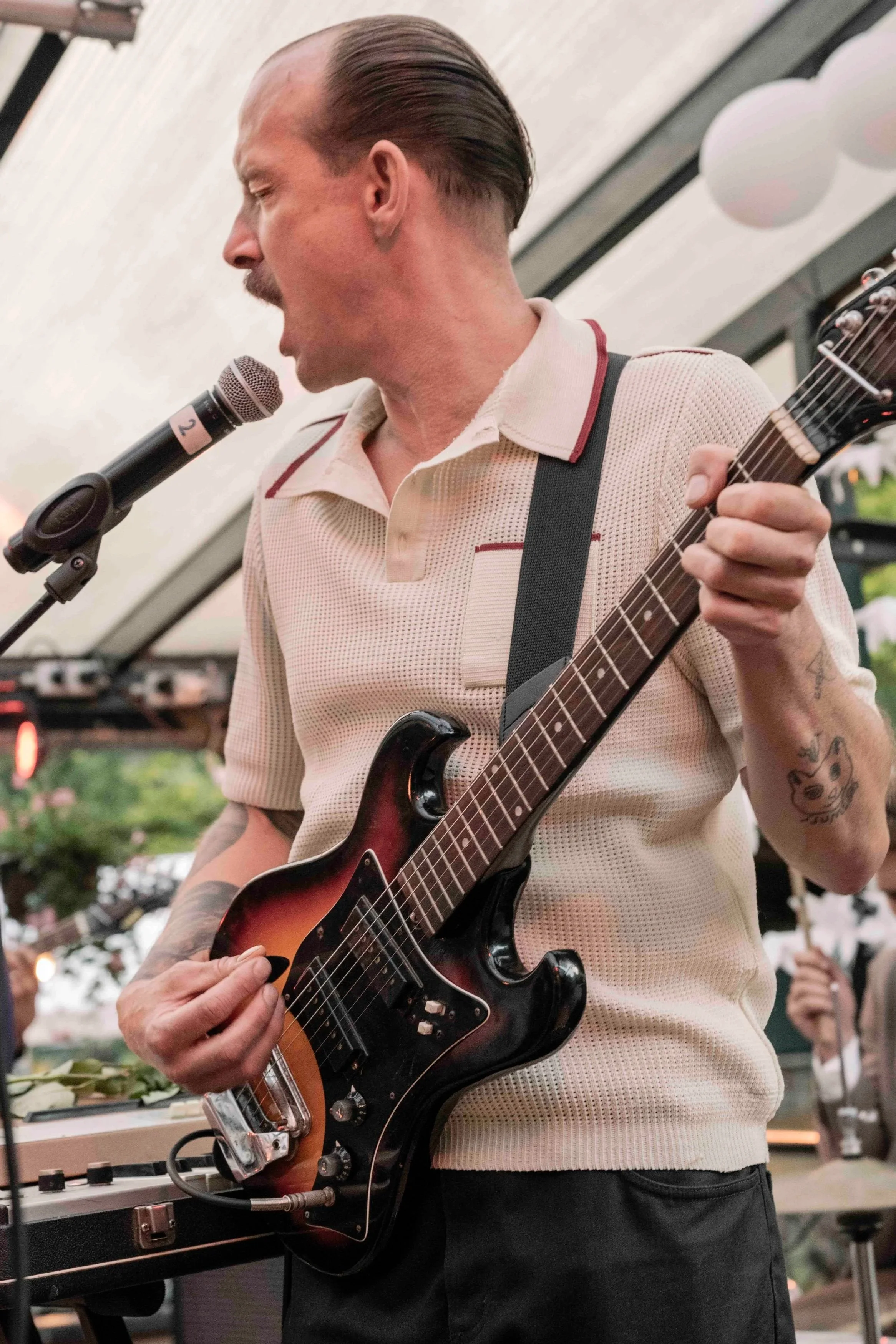 Gitarist die zingt op een bruiloftsfeest