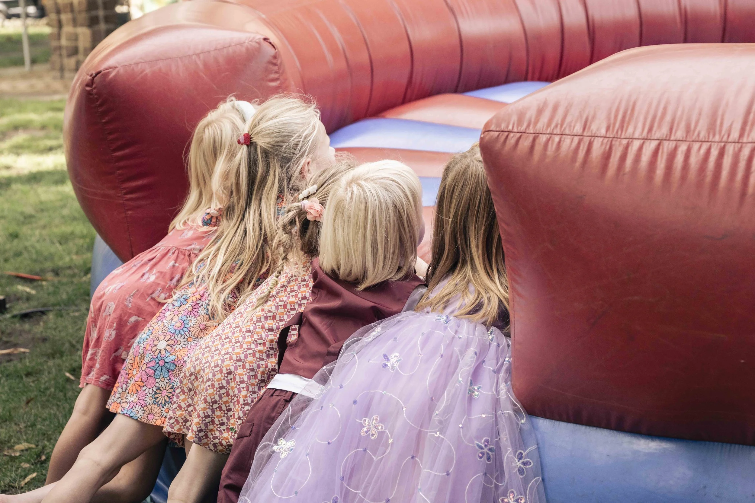 Kinderen op een speelkussen tijdens een bruiloftsfeest