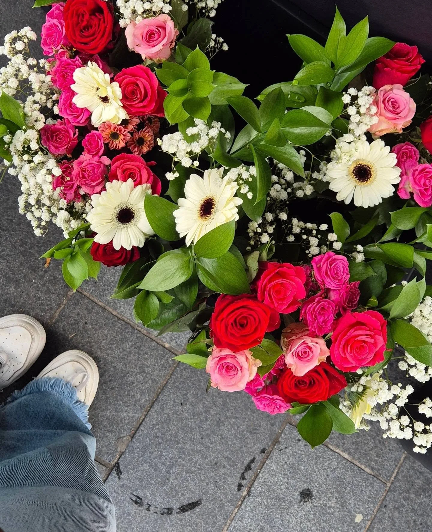 Roses and Gerberas are such a cute combination 🌸