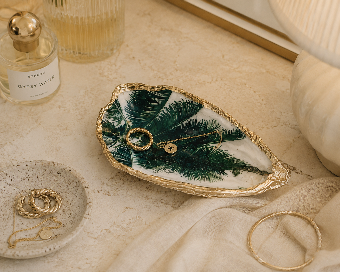 Oyster Jewelry Lifestyle .png