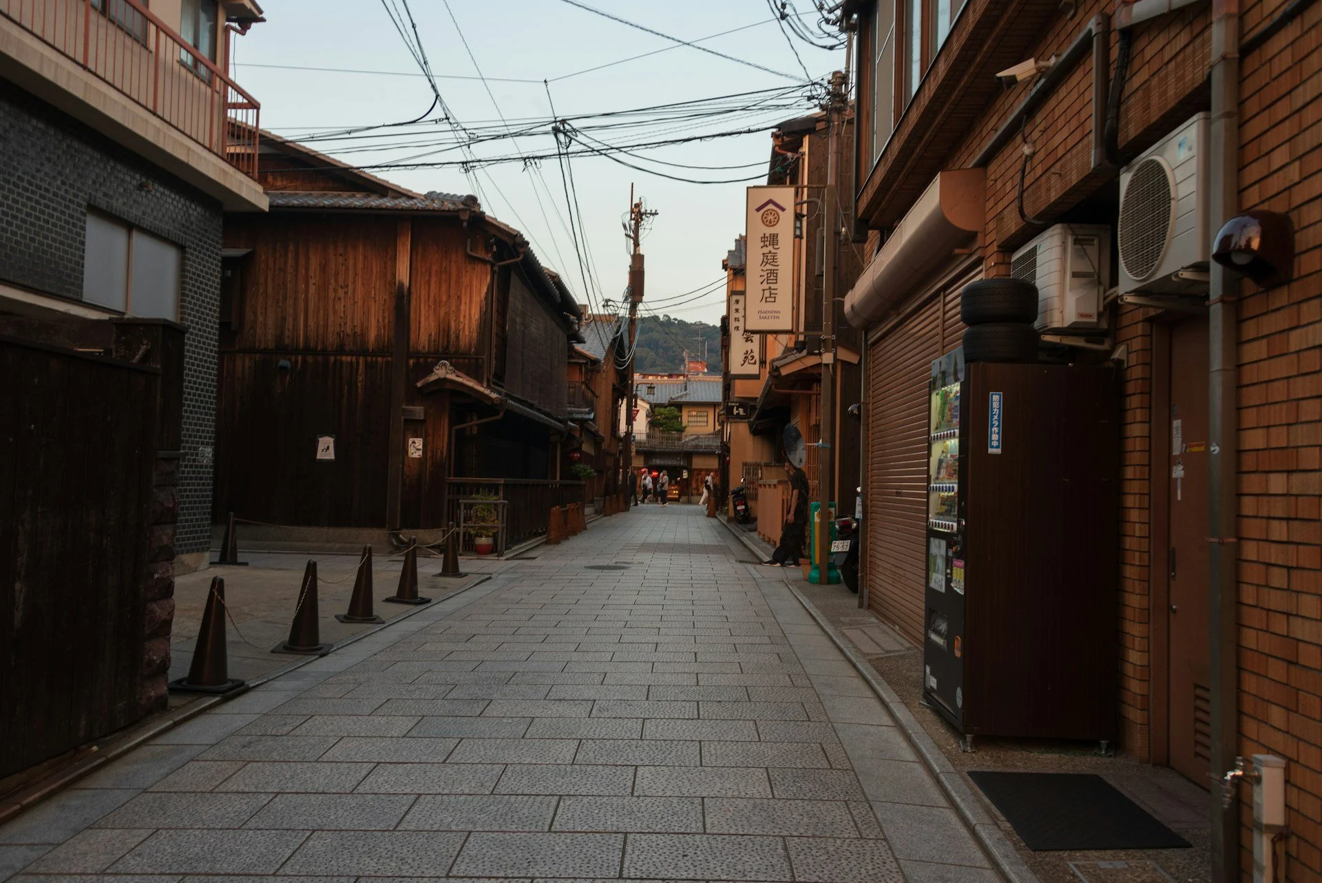 kyoto-architectural-secrets-led-by-an-architect-tour-geisha-district.jpg