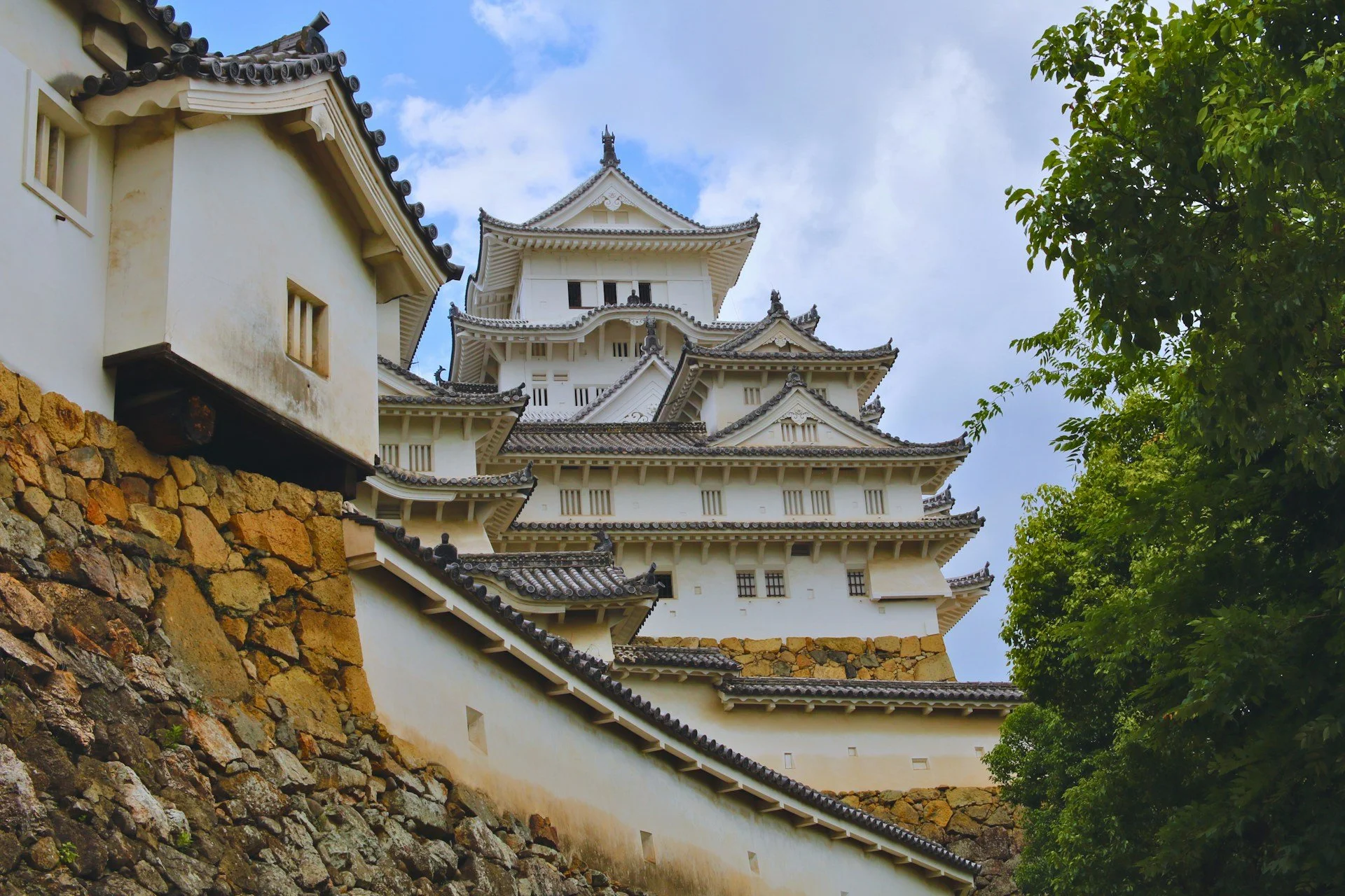 private-himeji-tour-authority-in-architecture-himeji-castle-entrance.jpg