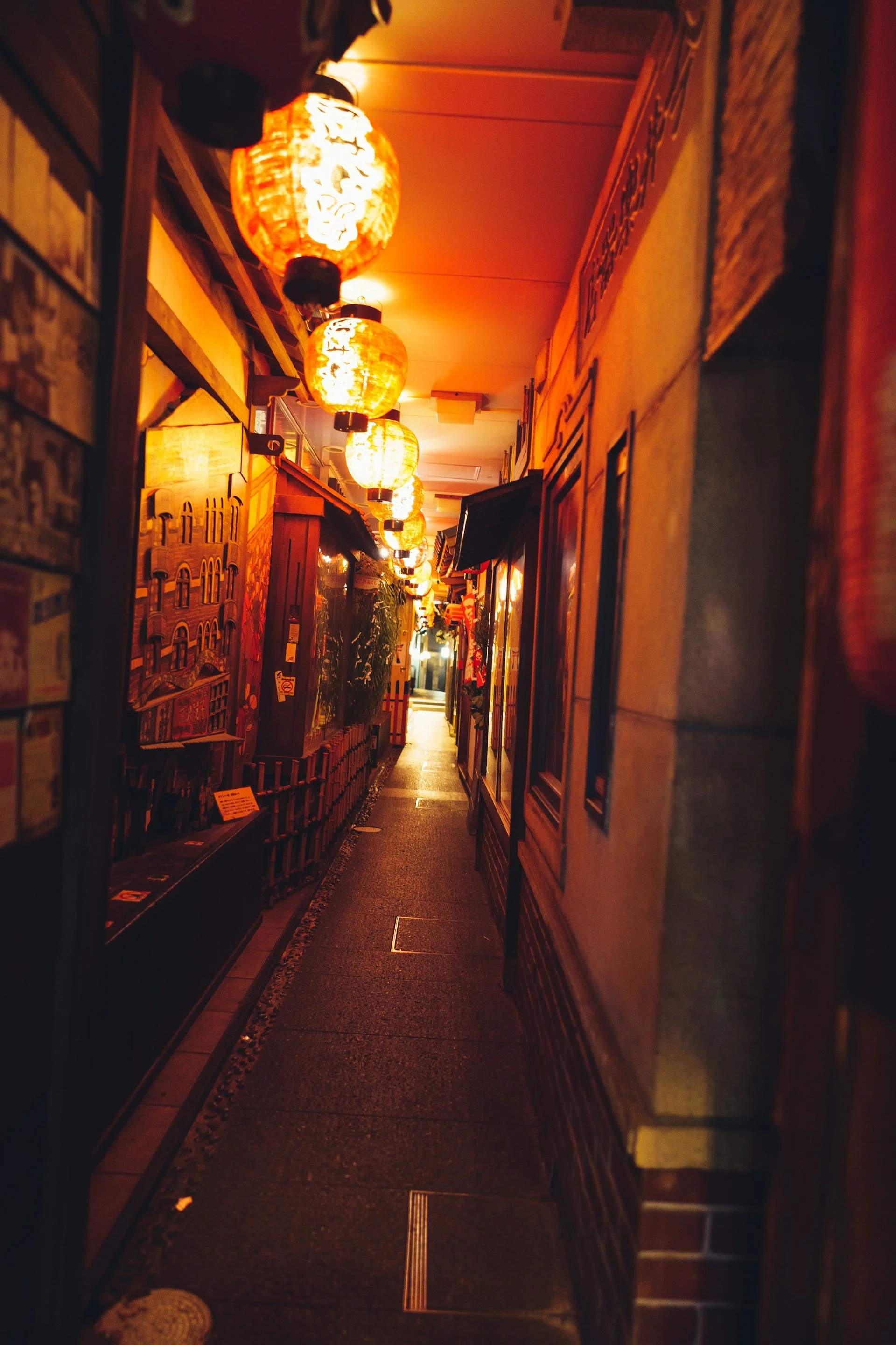 private-dark-tour-osaka-red-light.jpg