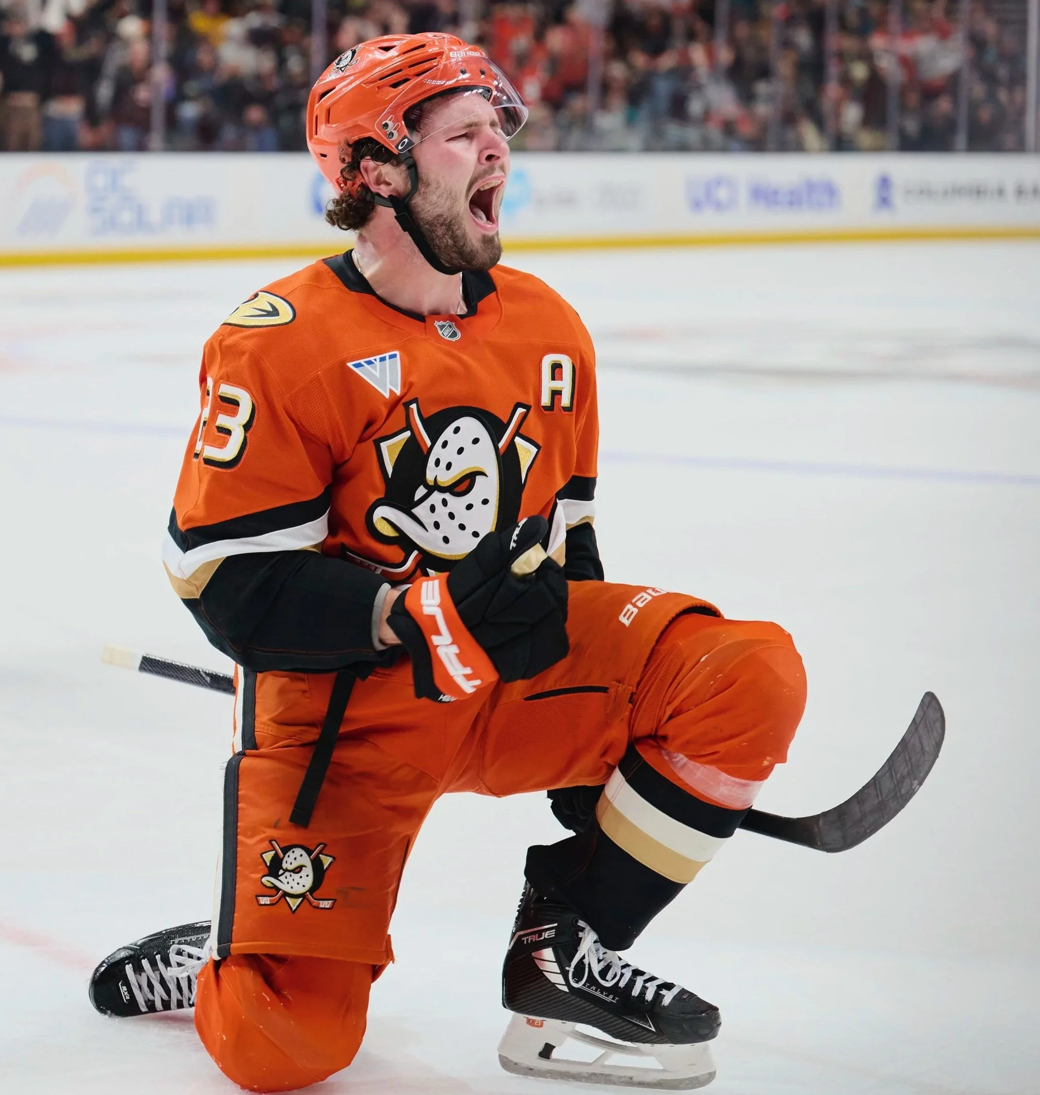 251231_009_Lightning_at_Ducks+2.jpg