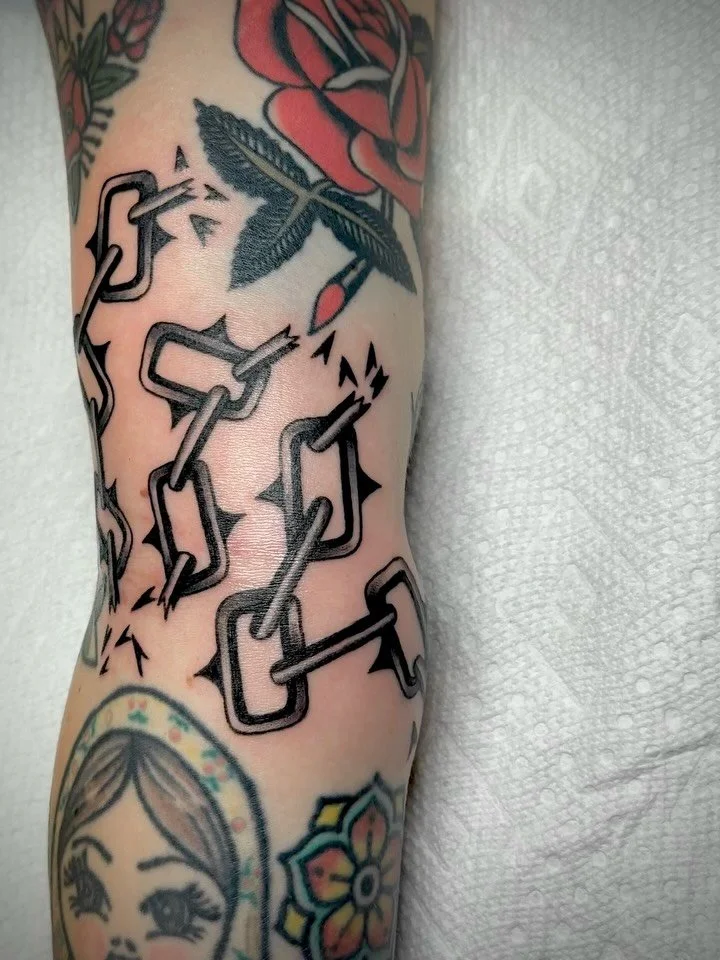 Made this for my friend Haylee a few weeks back in her arm ditch. She tipped me with a fresh caught king salmon fillet 🎣 UMMMM, yummmmm!

Using @sombragrays magic black and opaque medium

Thanks for looking, let&rsquo;s book!