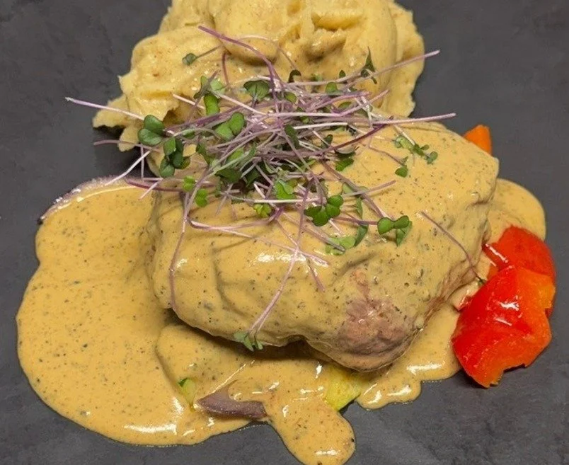 Maistuisiko t&auml;n&auml;&auml;n pippuripihvi?
- 160 g naudan sis&auml;filett&auml;, konjakki-kermakastiketta, kauden kasviksia ja p&auml;hkin&auml;voimuusia. L, G, 41 &euro;.

Koko lista: https://www.lapuahovi.fi/a-la-carte

Keitti&ouml; auki t&aum