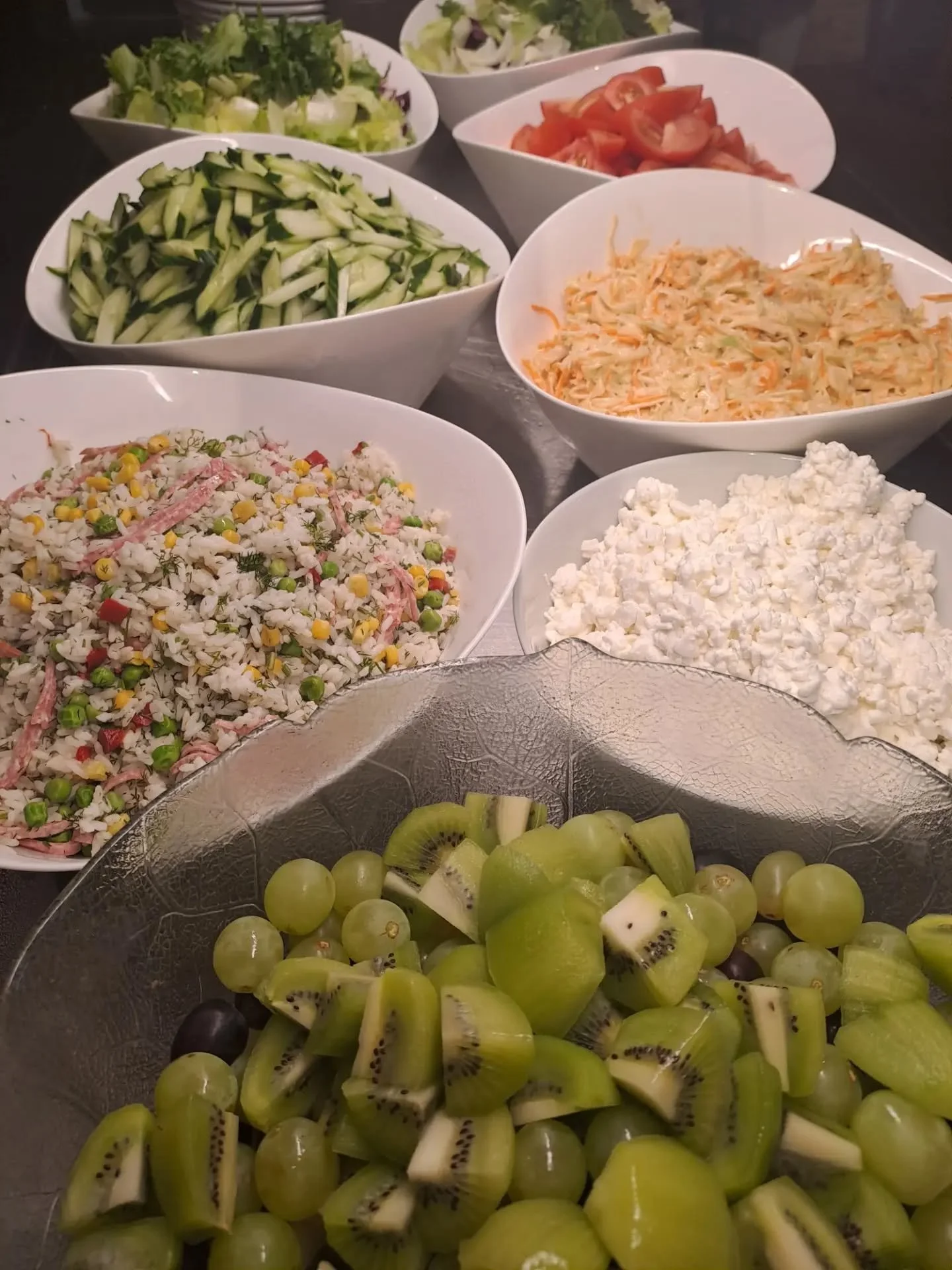 Lounaalla t&auml;n&auml;&auml;n:
Runsas salaattivalikoima,
smetanaista pippurih&auml;rk&auml;&auml; (G, L) juustogratinoituja makkarapihvej&auml; (G, L), leiv&auml;t ja levitteet, ruokajuomat (maito, piim&auml;, kotikalja ja vesi) ja
j&auml;lkiruokan